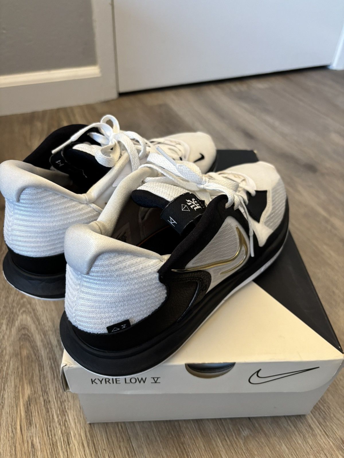 Nike Kyrie Low 5 White Black Gold Lightly Used Size 10 Size US 10 / EU 43 - 3 Thumbnail