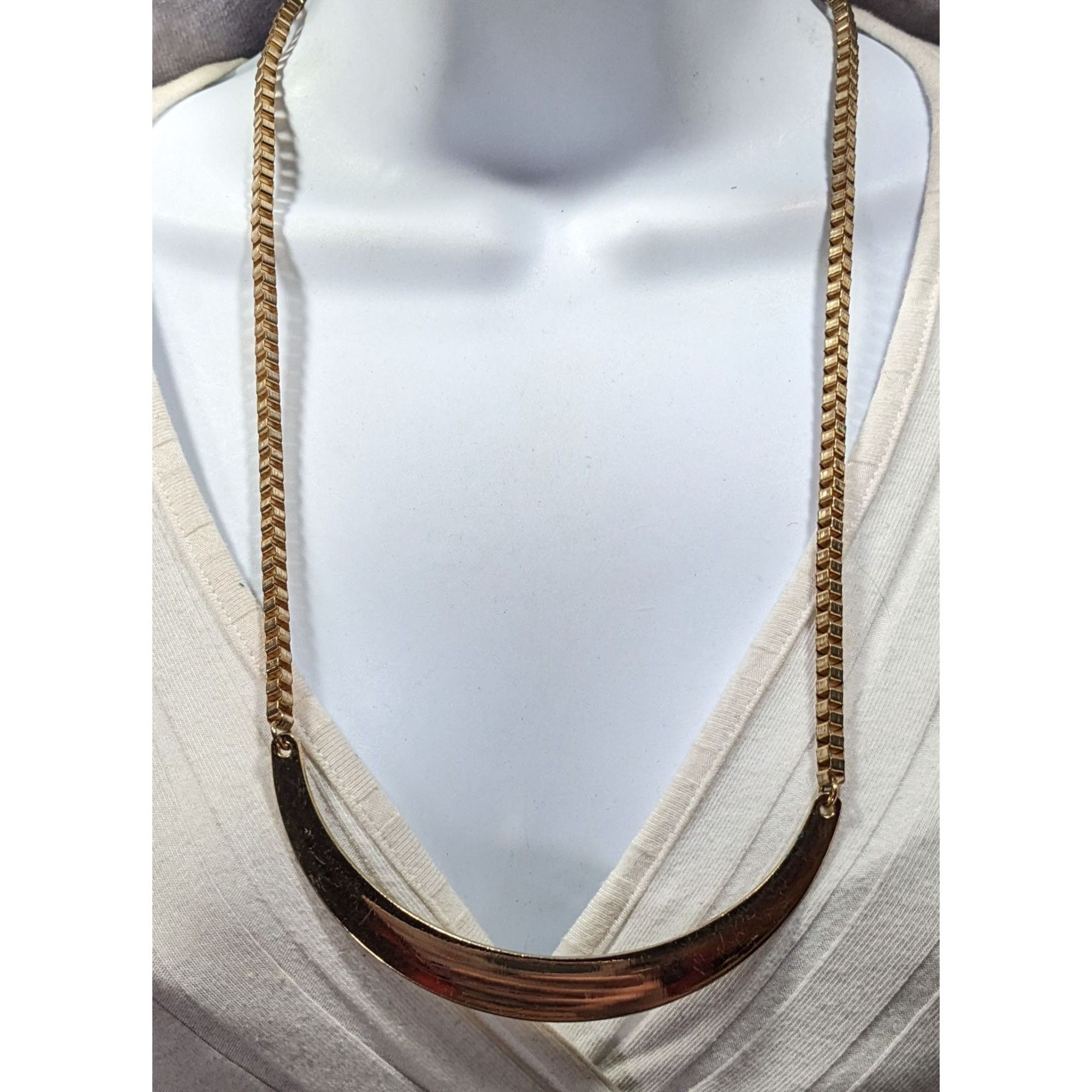 Other Retro Glam Box Chain Curved Plate Gold Tone Pendant Necklace Size ONE SIZE - 2 Thumbnail