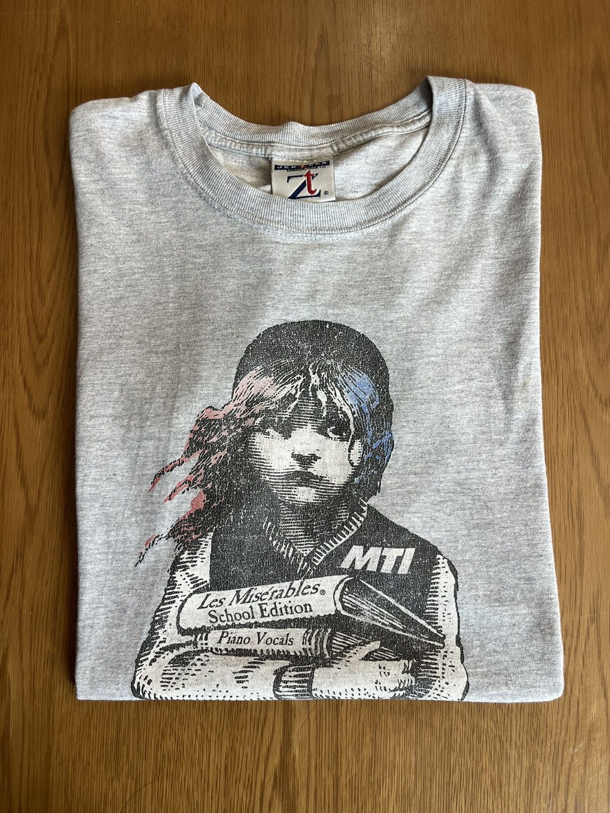 Arts & Science Vintage MTI Les Miserables School Edition 2003’s Tshirt Size US L / EU 52-54 / 3 - 1 Thumbnail
