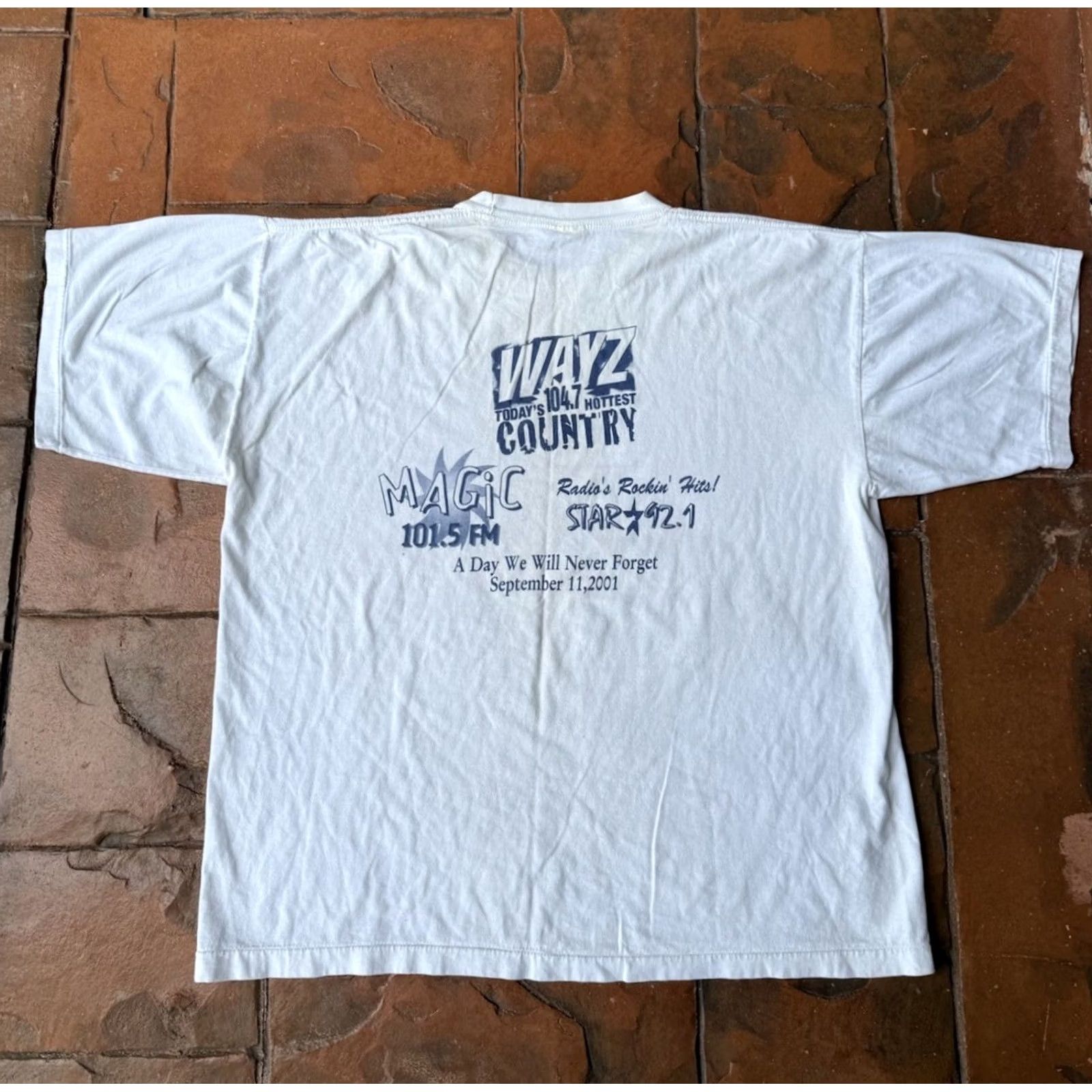 Vintage VINTAGE 2001 America United We Stand 9/11 Twin Towers Memorial T-Shirt XL White USA FDNY Mens Regular Short Sleeve Cotton Logo Crew Neck Size US XL / EU 56 / 4 - 3 Thumbnail