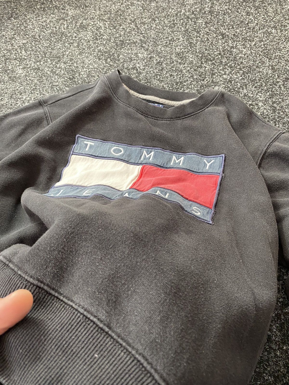 Tommy Hilfiger × Vintage WASHED BLACK TOMMY HILFIGER BOXY LOGO SWEATSHIRT MENS Y2k Size US M / EU 48-50 / 2 - 6 Thumbnail