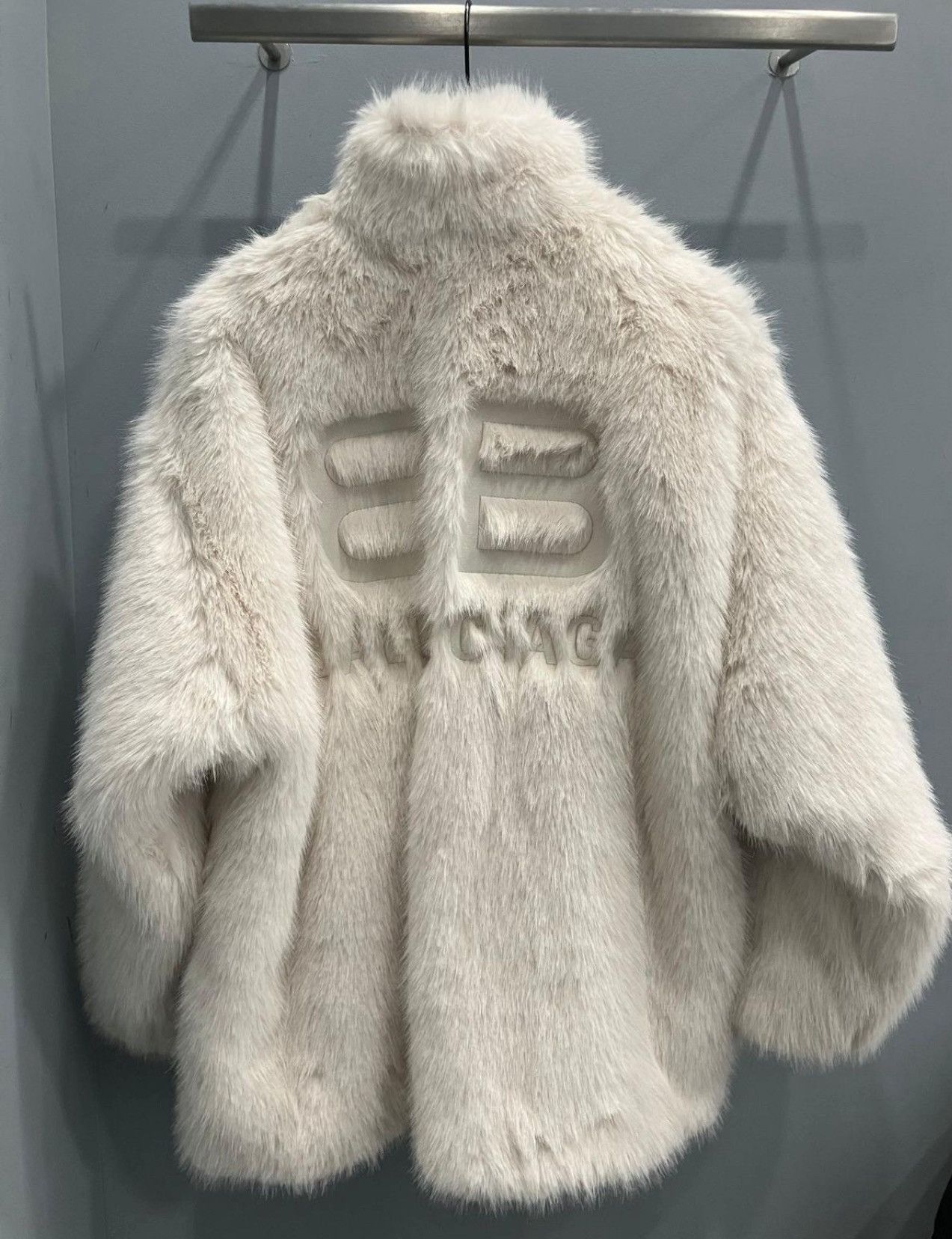 Balenciaga Faux Fur Coat in white with BB logo Size US S / EU 44-46 / 1 - 1 Preview