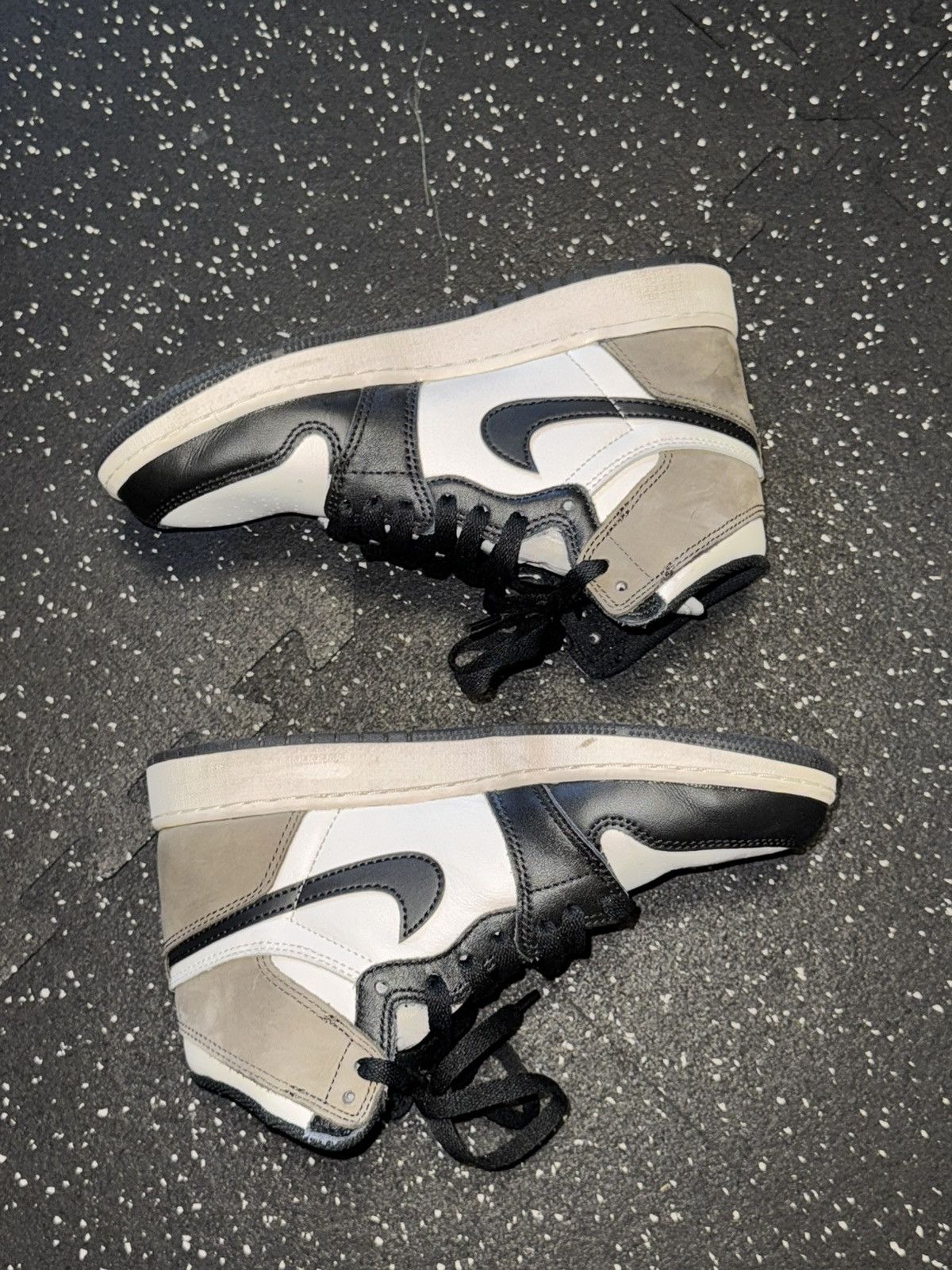 Jordan Brand × Nike Jordan 1 mocha pair of gently worn sneakers. Sz 5.5Y Size US 5.5 / EU 38 - 2 Thumbnail