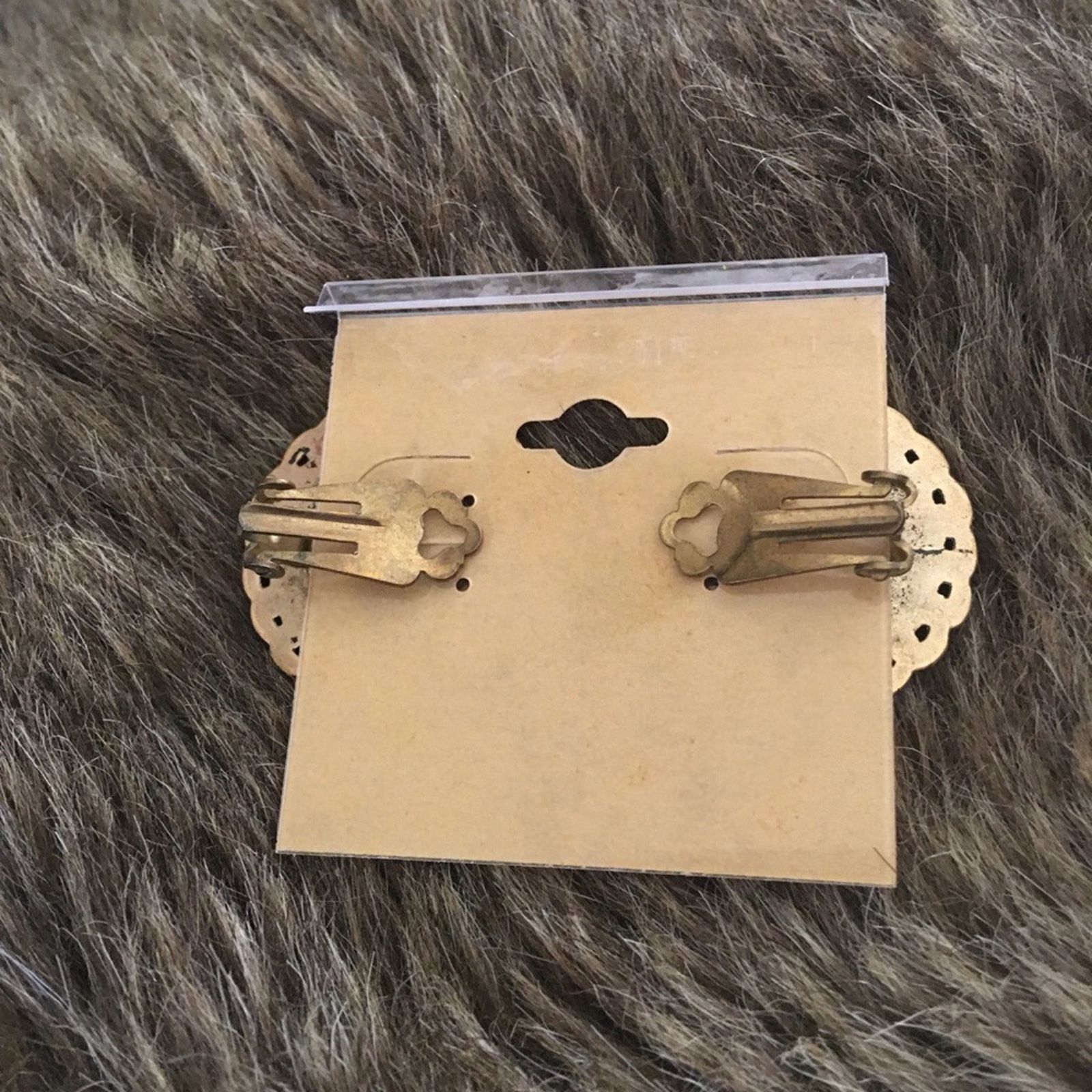 Vintage Vintage brass tone resin clip on earrings Size ONE SIZE - 7 Thumbnail
