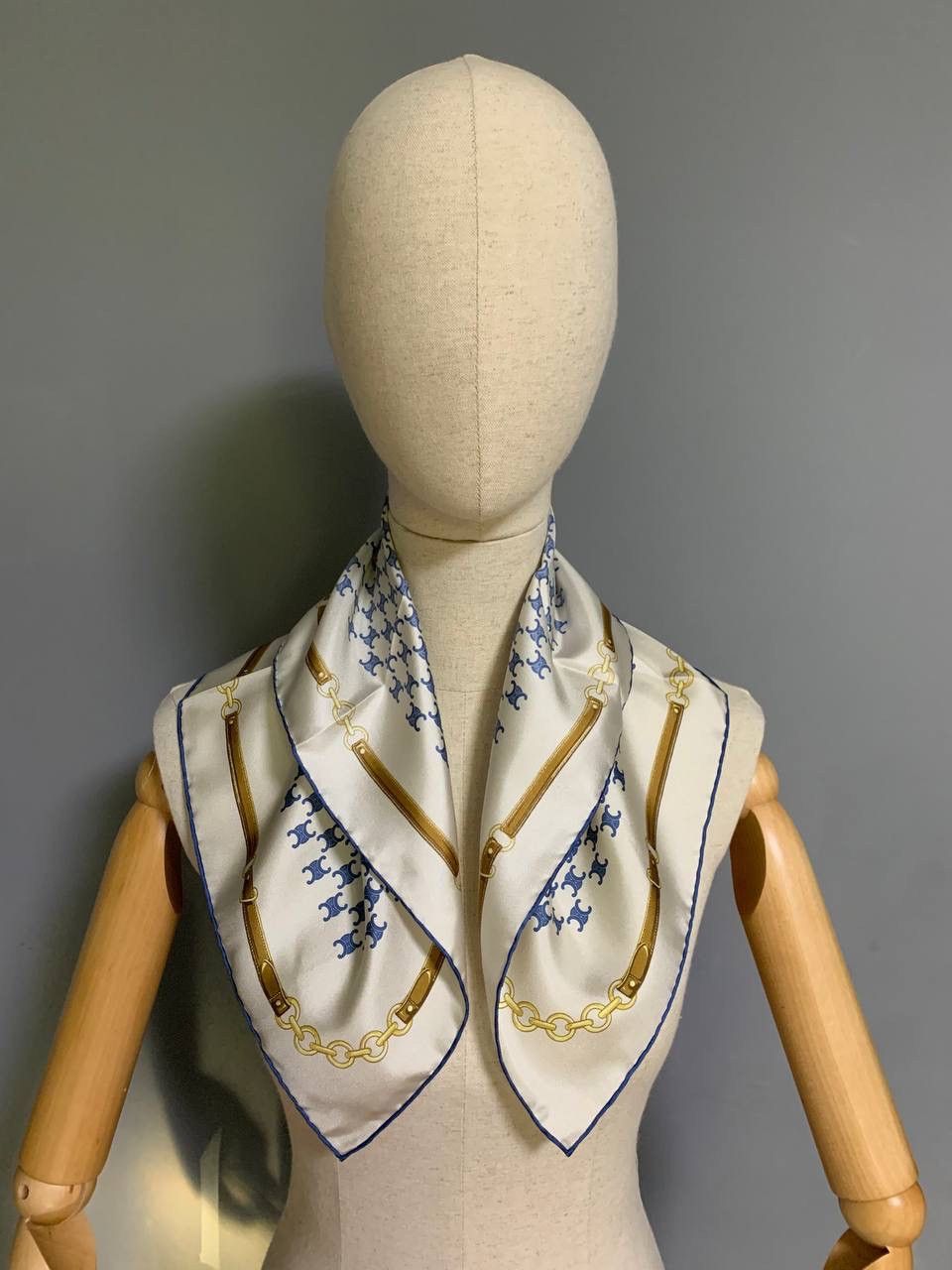 Celine CELINE BANDANA TRIOMPHE IN HERITAGE SILK TWILL NEW Size ONE SIZE - 5 Thumbnail
