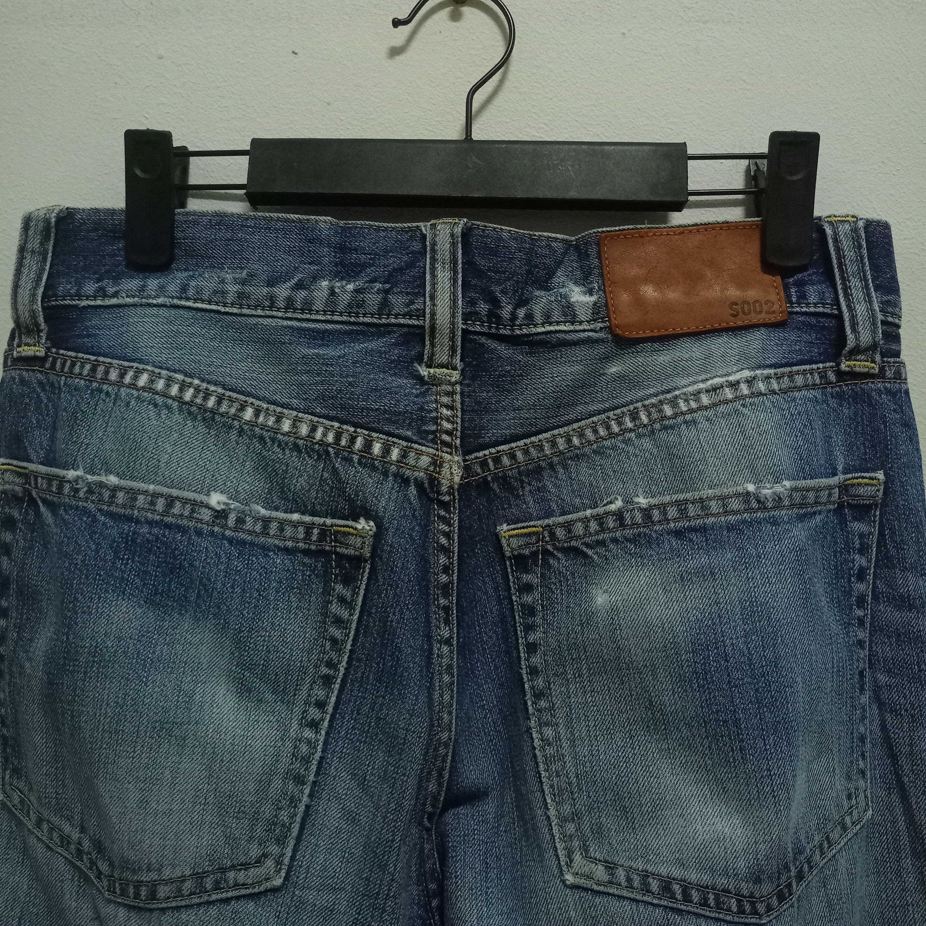 Japanese Brand × Uniqlo Vintage Uniqlo Blue Wash V Stitch Distressed Loose Jeans Size US 30 / EU 46 - 7 Thumbnail