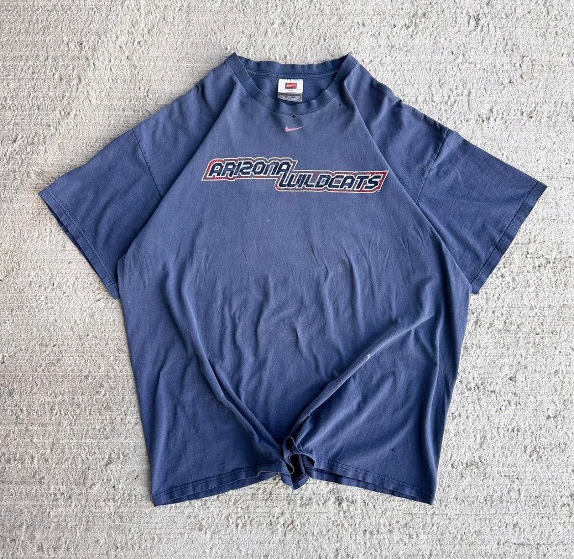 Nike Vintage faded Nike Center Swoosh Arizona Wildcats Shirt Size US XXL / EU 58 / 5 - 1 Thumbnail
