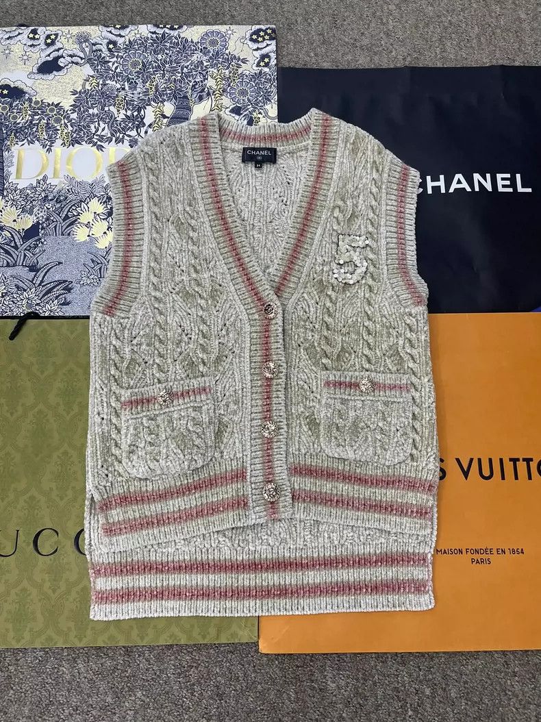 Chanel chanel 22B Autumn‮New Winter‬ Velvet V-neck No. 5 Knitted Size XXS / US 00 / IT 34 - 1 Thumbnail