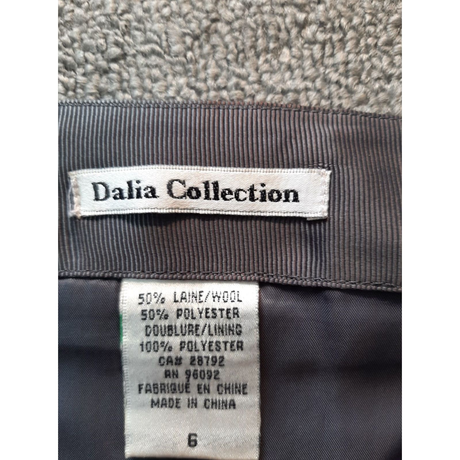 Vintage DALIA Collection Womens Skirt Size 6 Wool Laine Polyester Lined Slit Black Pencil Short Wool Skirt Womens Size 28" / US 6 / IT 42 - 4 Thumbnail