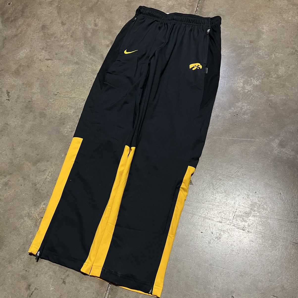 Nike Vintage Nike Iowa Hawkeyes Sweatpants Swoosh Logo Wide Leg Size US 28 / EU 44 - 2 Thumbnail