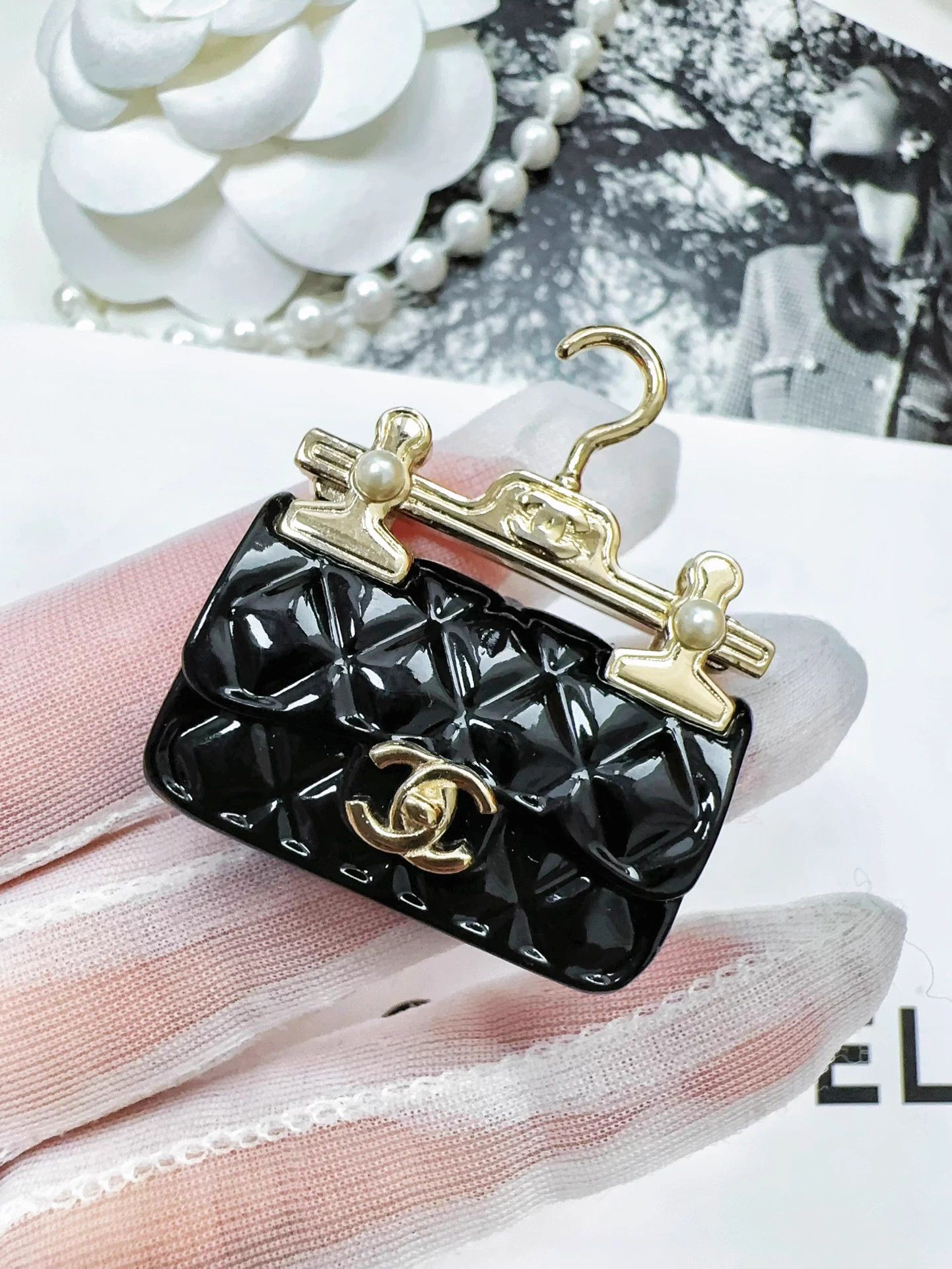 Chanel Chanel 23C Black CC Brooch Hanger Gold-Tone Size ONE SIZE - 1 Thumbnail