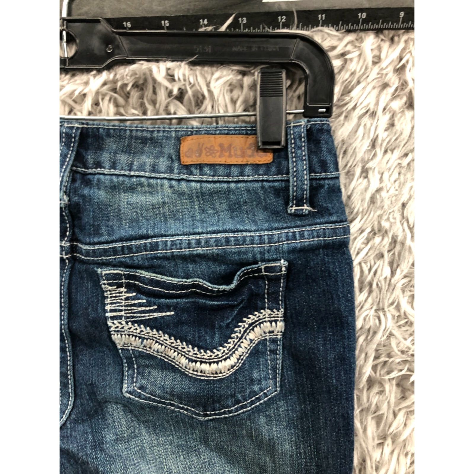 Denime Mudd Jeans Straight 3 Juniors Low Rise Medium Wash Blue Denim - Size 3, Regular, 26-28 Inferior? Size 26" / US 2 / IT 38 - 6 Thumbnail