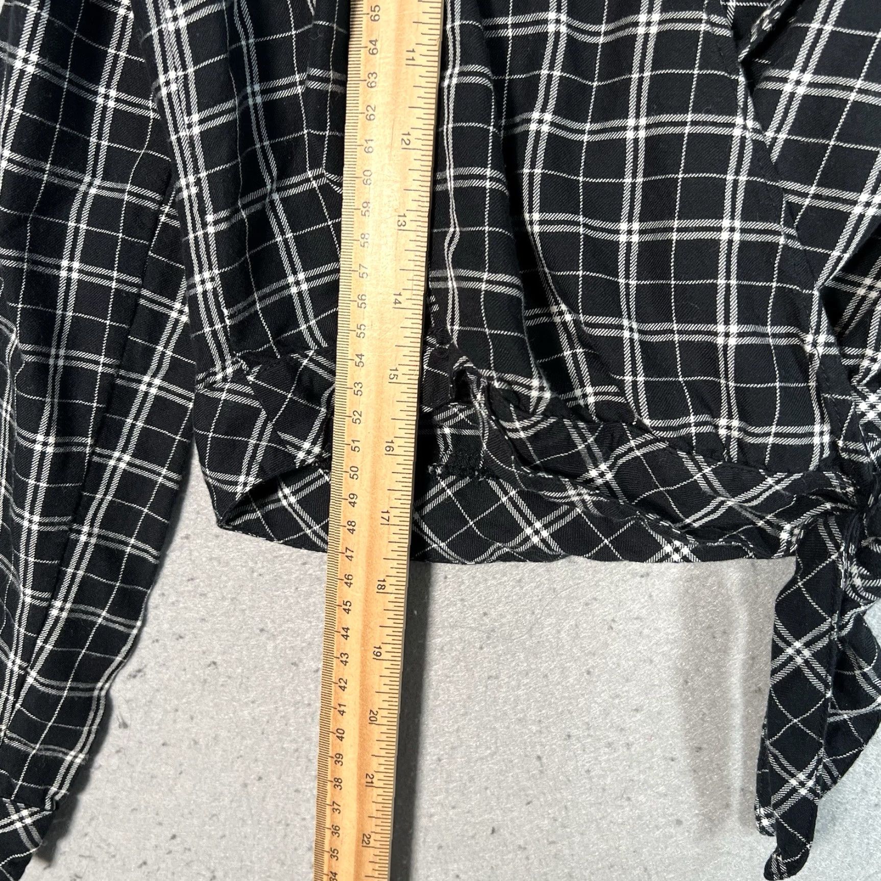 Abercrombie & Fitch Abercrombie & Fitch Women XS White Black Plaid Boho Long Sleeve V-Neck Wrap Top Shirt Adult XS Bohemian Pattern Plaid Black White Casual Mens? Size XS / US 0-2 / IT 36-38 - 3 Thumbnail