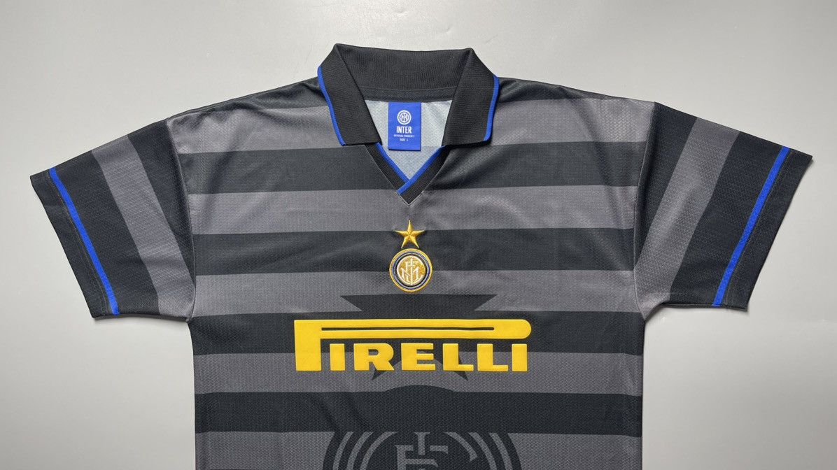 Umbro INTER MILAN FOOTBALL SOCCER VINTAGE REPLICA JERSEY Size US L / EU 52-54 / 3 - 2 Thumbnail