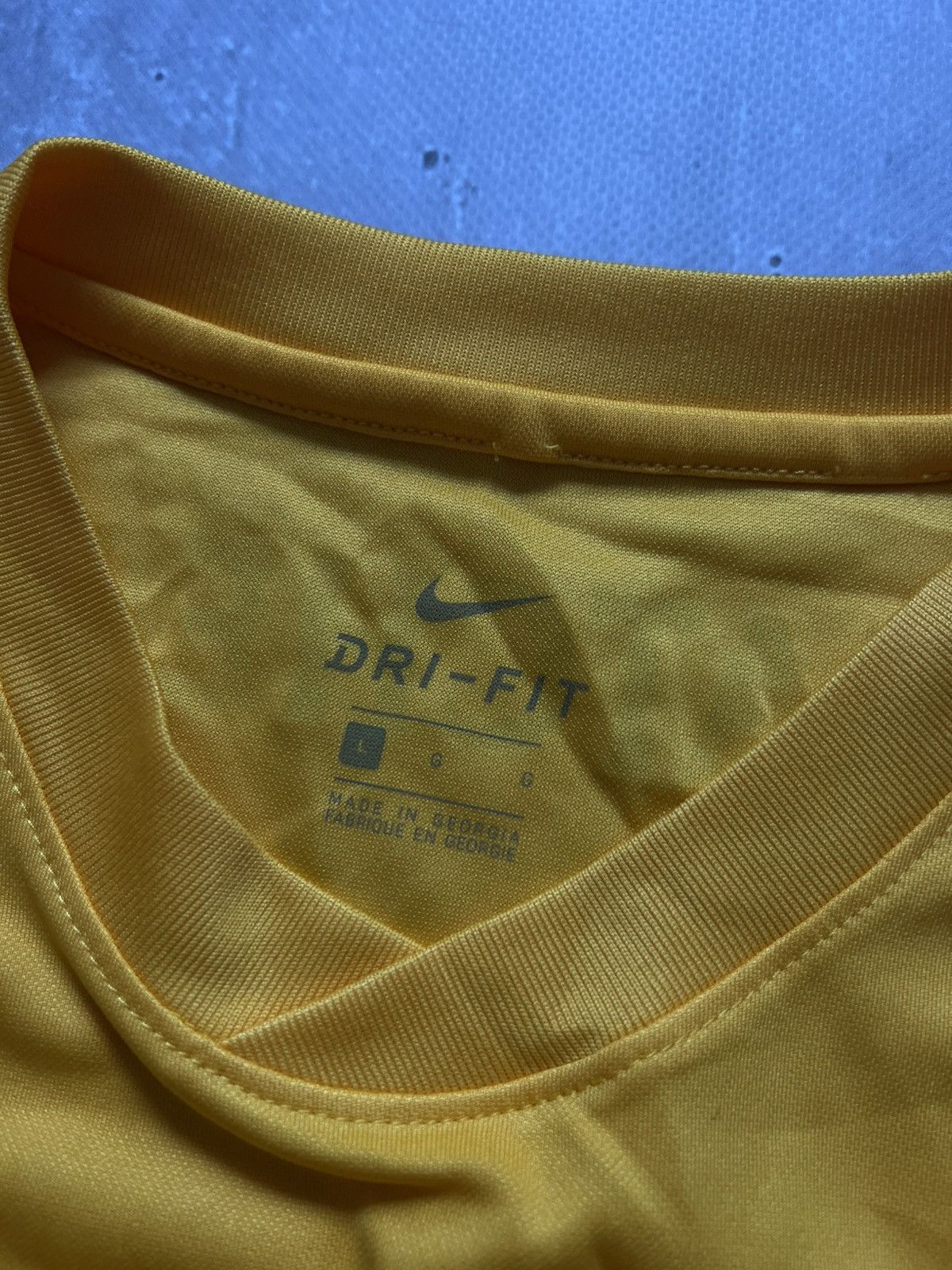 Nike Torquay United 2019-20 Nike t-shirt football jersey sz L #4 Size US L / EU 52-54 / 3 - 11 Thumbnail