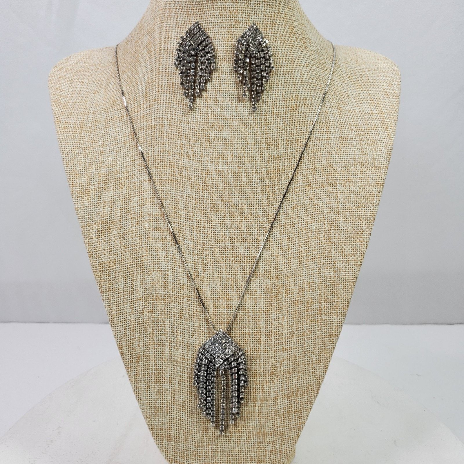 The Unbranded Brand Vintage Bling 2.5" Pendant 22" Necklace 1.75" Push Earrings Size ONE SIZE - 1 Thumbnail