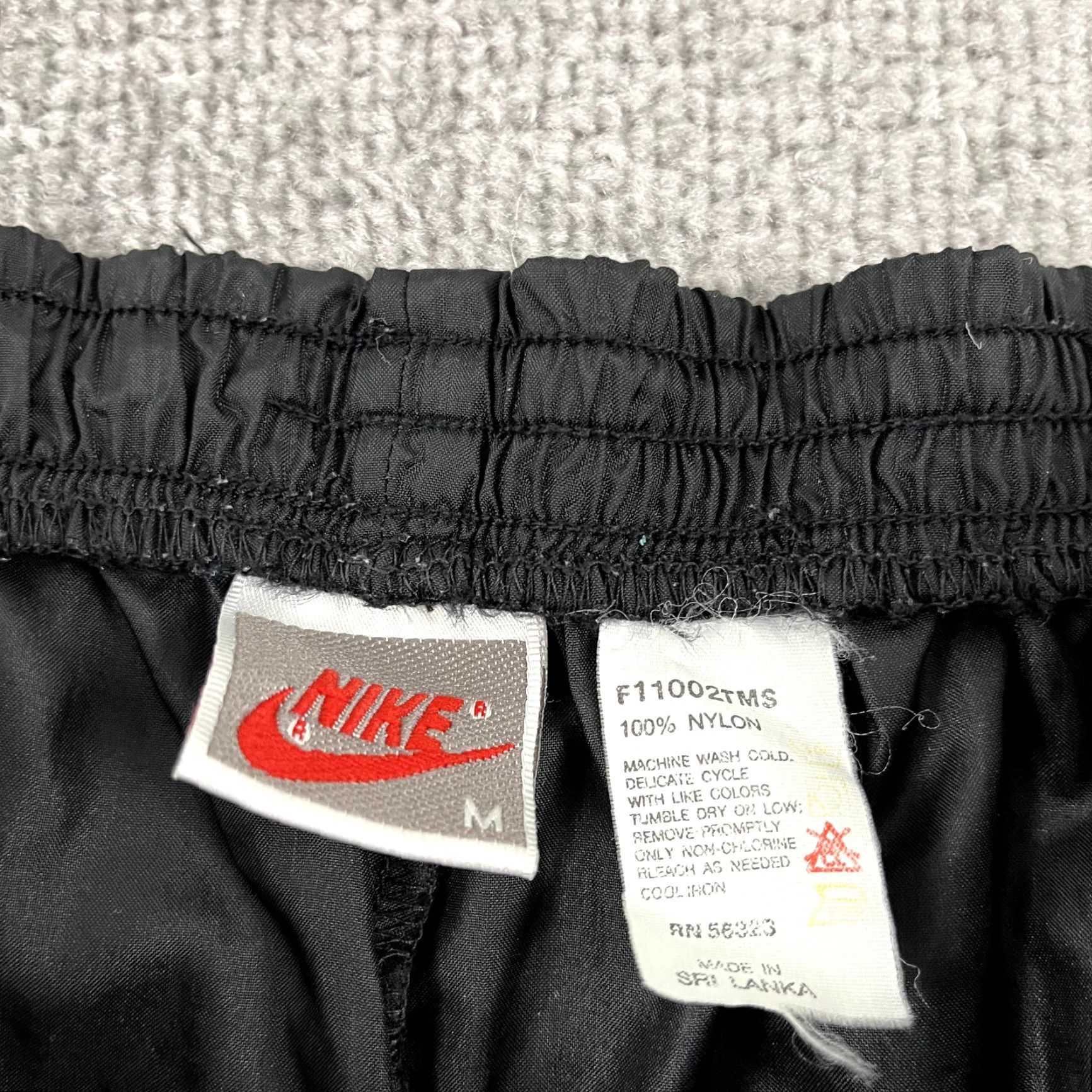 Nike VINTAGE Nike Pants Mens Medium x 32" Black Nylon Windbreaker Track Zip Retro 90s Size US 31 - 2 Thumbnail