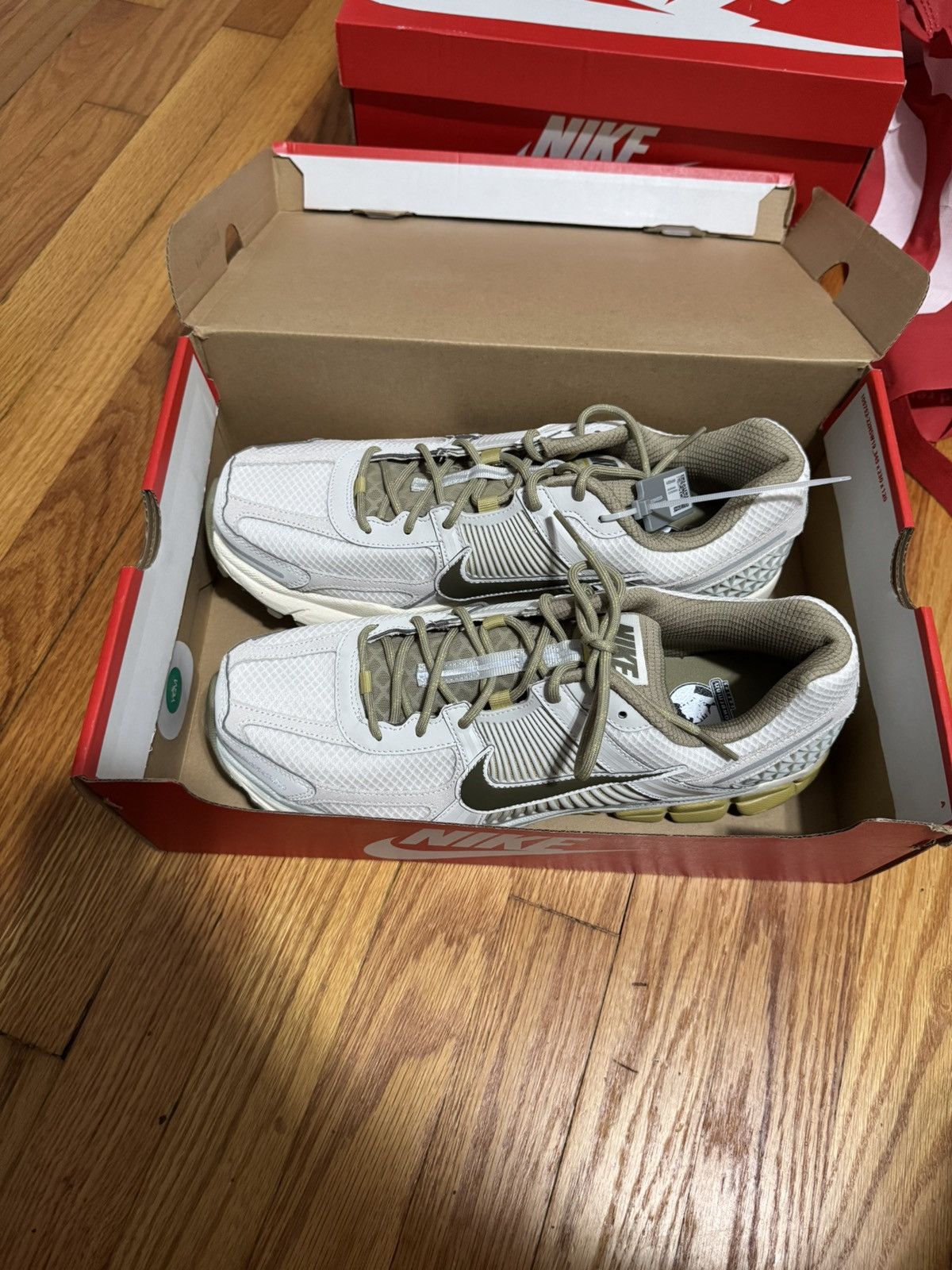 Nike Nike Zoom Vomero 5 Size US 12 / EU 45 - 4 Thumbnail
