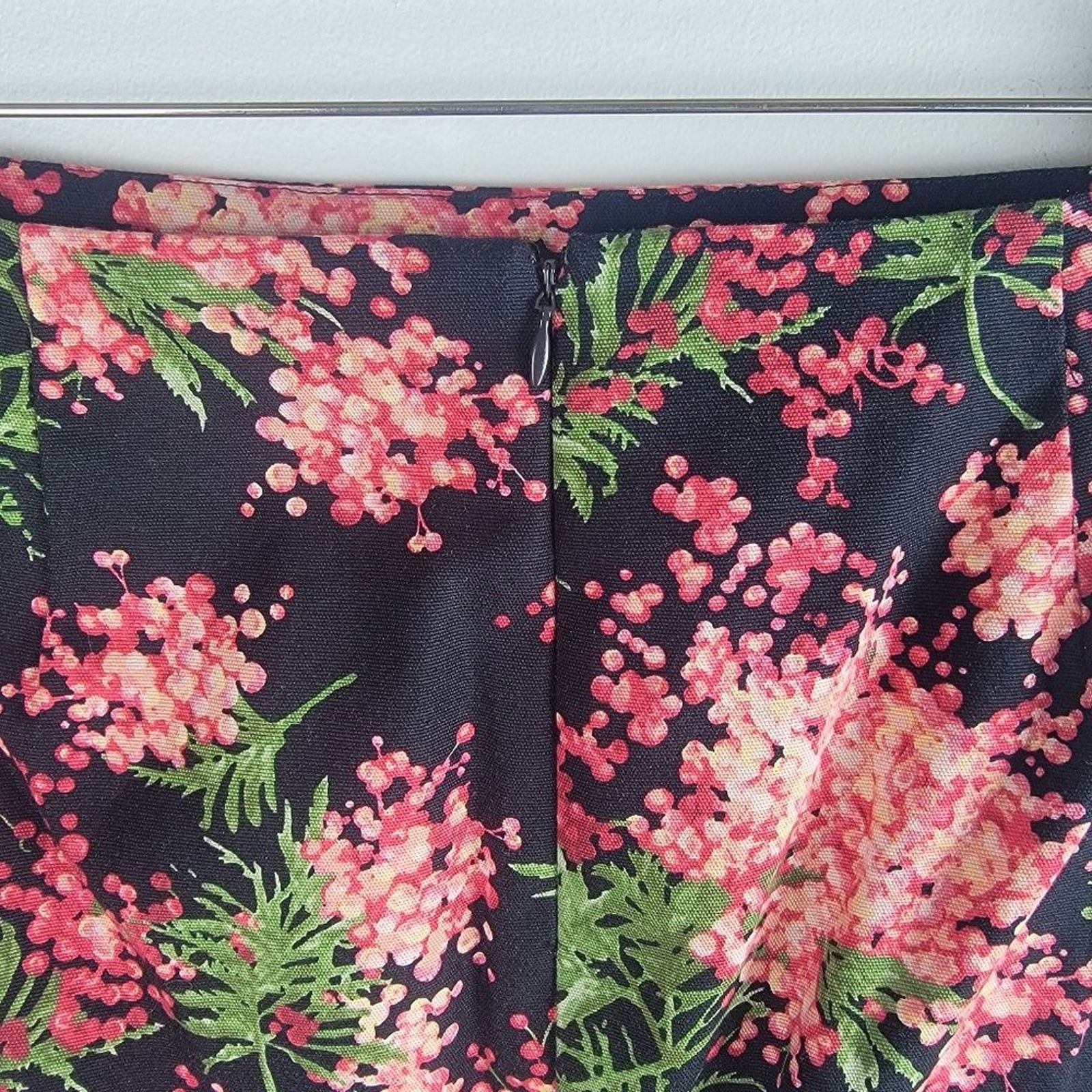 Talbots Talbots Black Floral Pencil Skirt Back Zip Petite Black Size 34" / US 12 / IT 48 - 6 Thumbnail