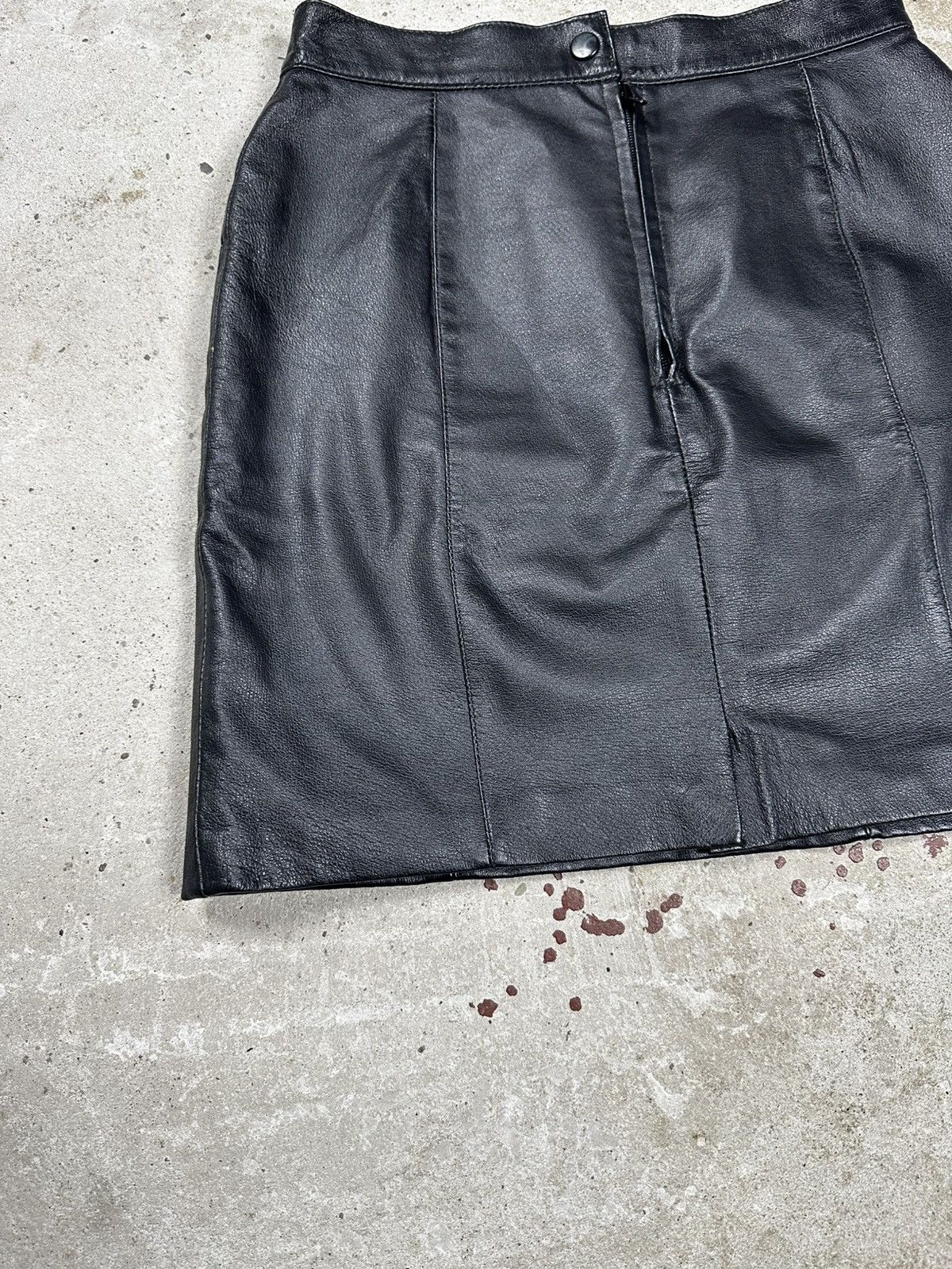 Japanese Brand Vintage Y2K Black Genuine Leather Mini Skirt Avant Garde Size 26" / US 2 / IT 38 - 4 Thumbnail