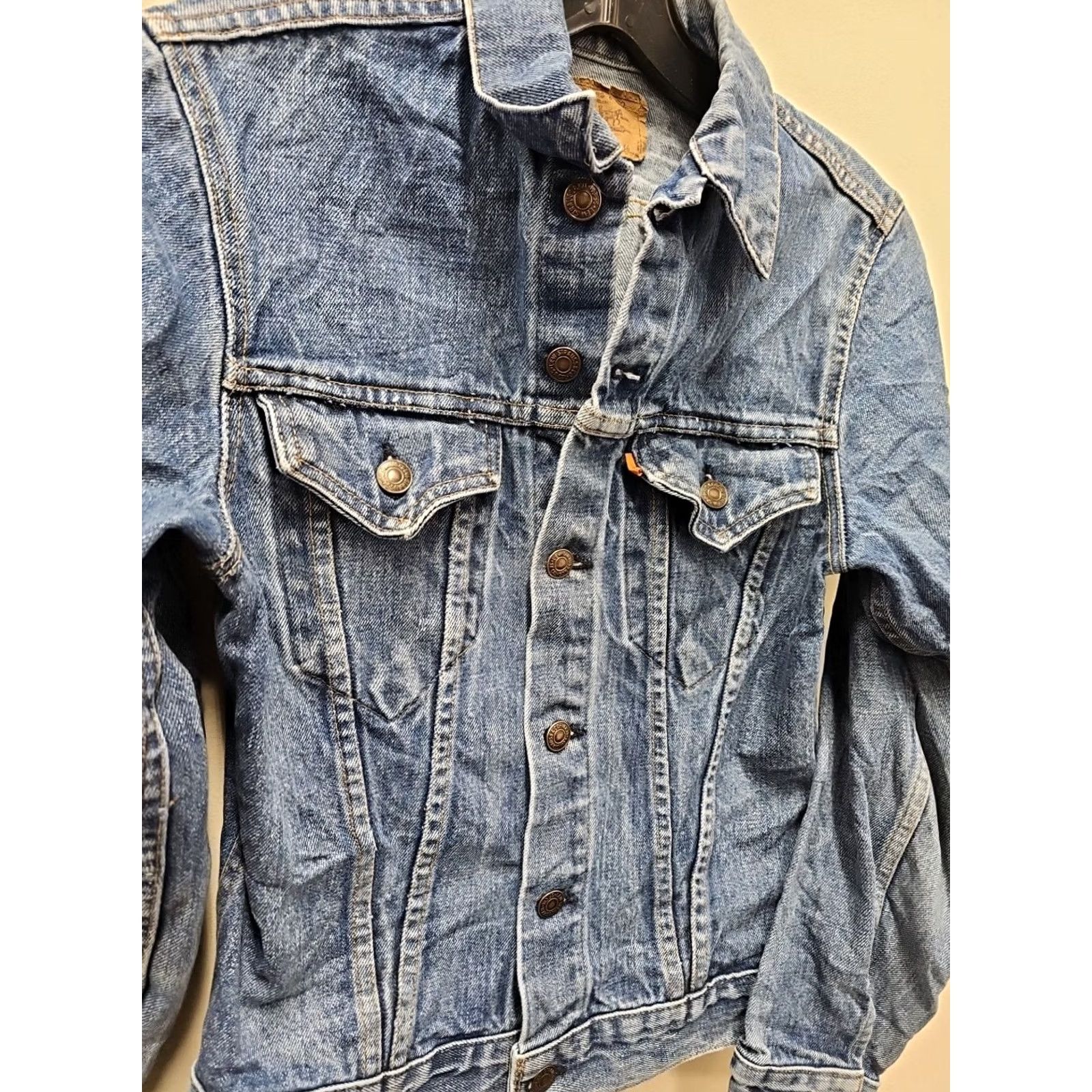 Vintage VINTAGE Levi’s Orange Tab Denim Jacket 16 Teens Blue Cotton Button Collared Jacket Mens/Teens Regular Size 16 Distressed Worn in 70705-0317 Size 38" / US 16 / IT 52 - 6 Thumbnail