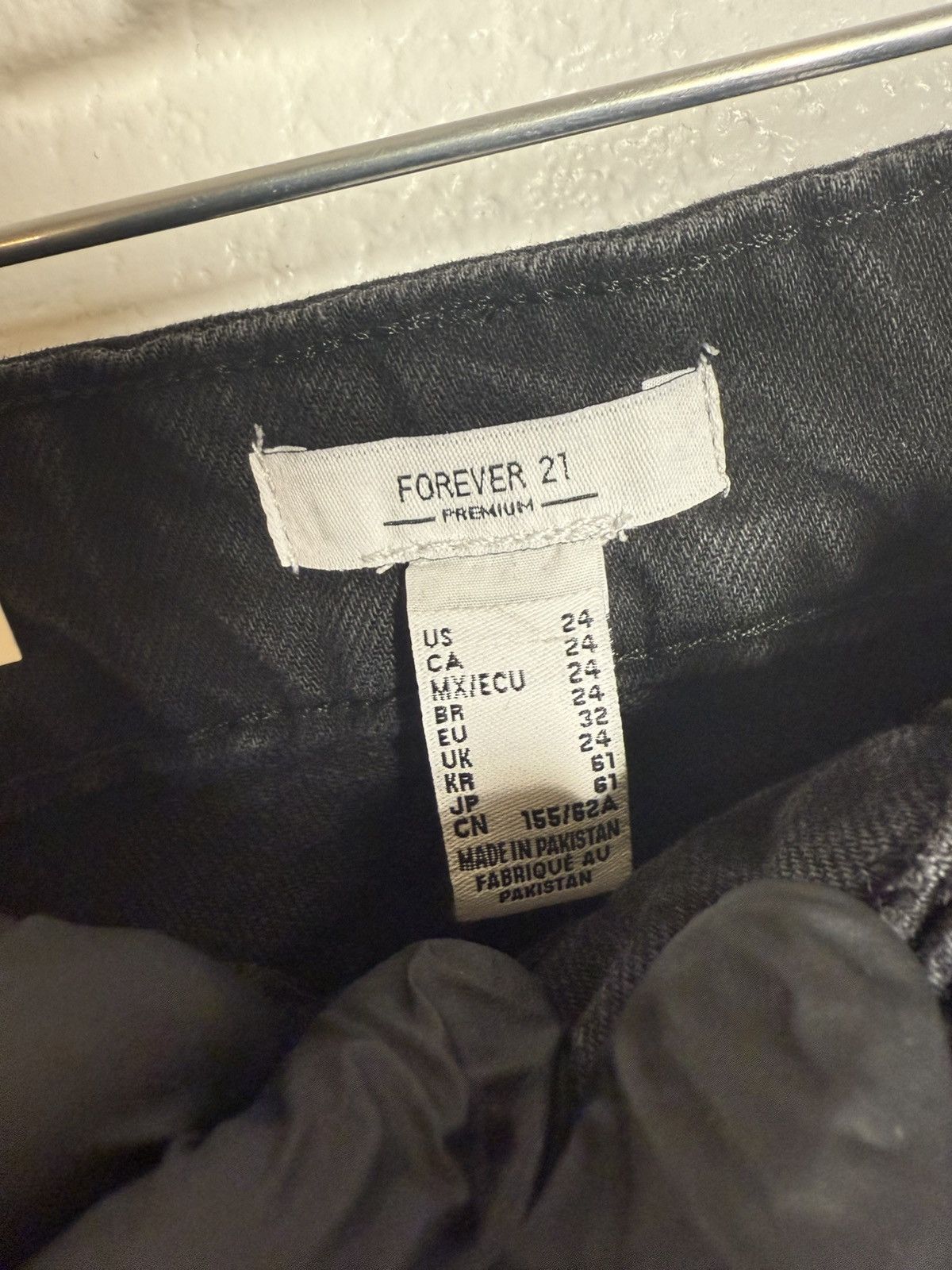 Forever 21 Forever 21 black denim shorts Size 24" / US 00 / IT 34 - 3 Thumbnail