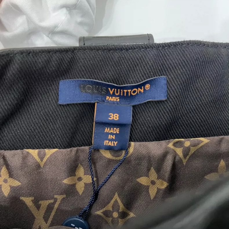 Louis Vuitton Louis Vuitton Full print dark print leather skirt Size 37" - 4 Thumbnail