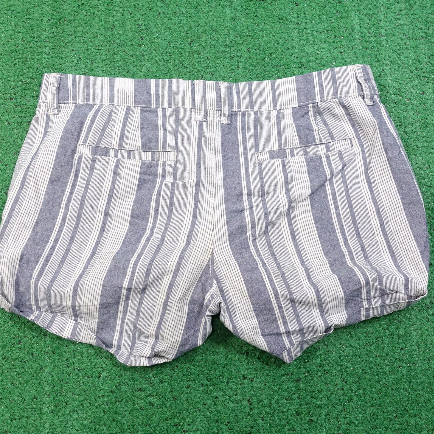 Old Navy VINTAGE OLD NAVY BLUE STRIPED SHORTS WOMENS SIZE 6 - CHINO STYLE / COTTON BLEND, FLAT FRONT, 3" INSEAM, REGULAR FIT, W Size 28" / US 6 / IT 42 - 3 Thumbnail