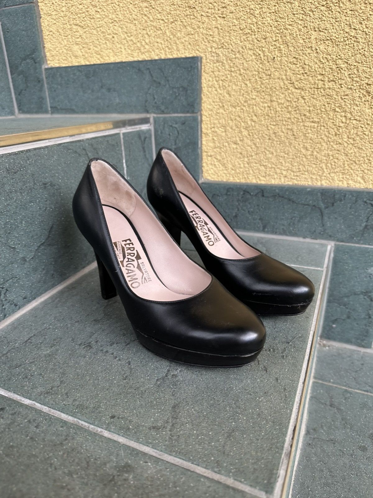 Salvatore Ferragamo Salvatore Ferragamo Heels Pumps Black Leather 5.5 size 36 Size US 5.5 / IT 35.5 - 4 Thumbnail