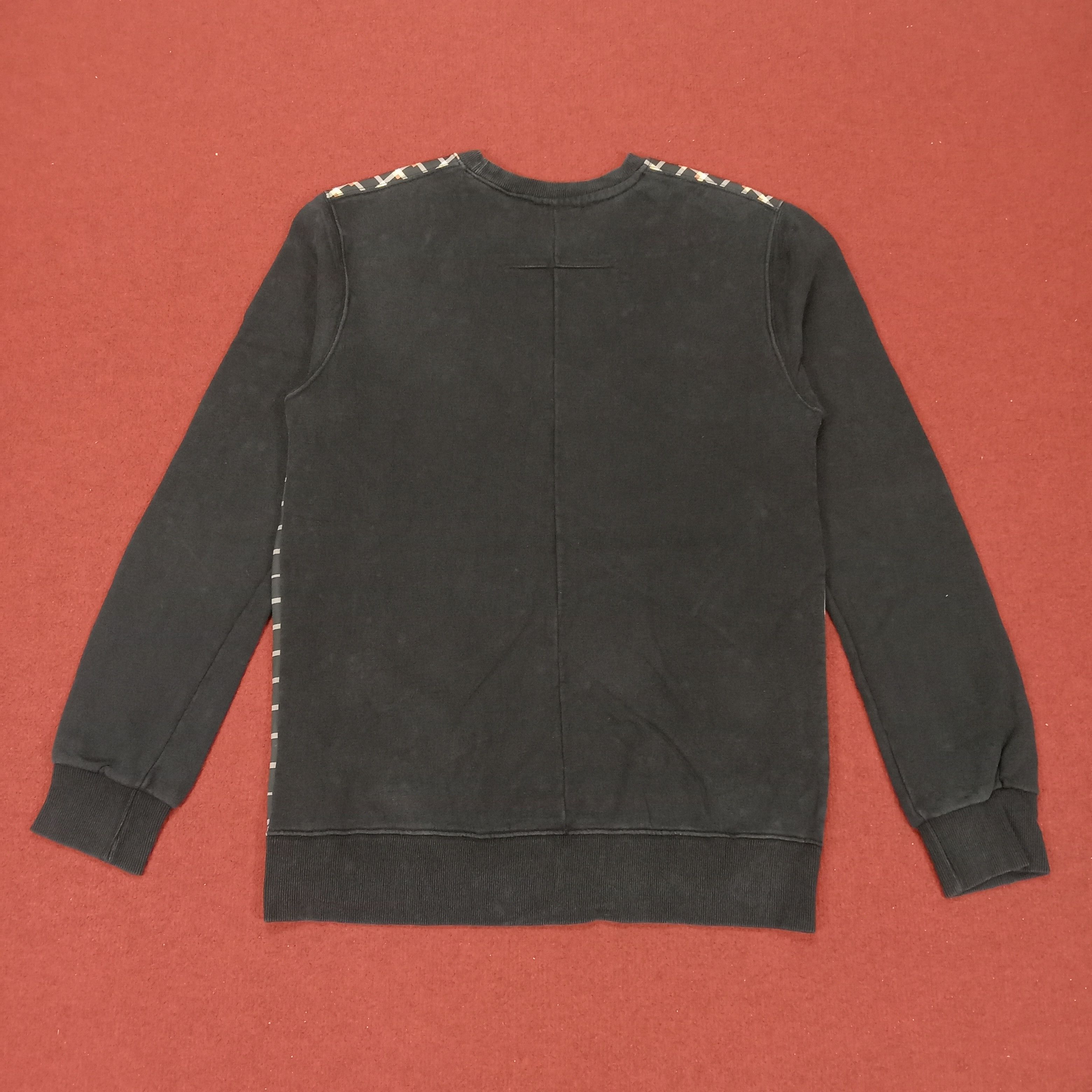 Vintage Givenchy Fashion Style Nice Design Sweatshirt dp1 Size US S / EU 44-46 / 1 - 3 Thumbnail