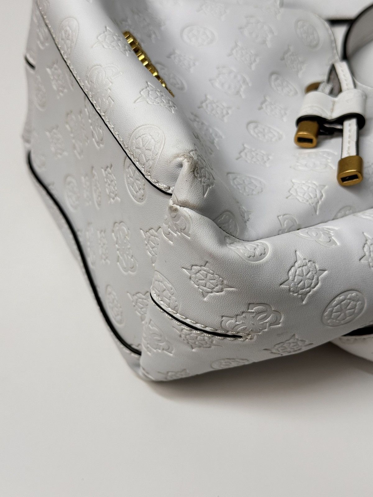 Guess Guess White Monogram Bucket Bag Gold Hardware Y2K Style Size ONE SIZE - 23 Thumbnail