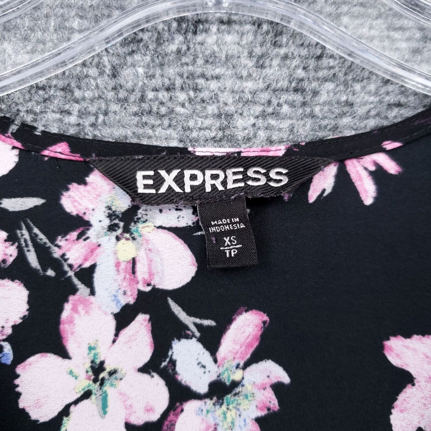 Express Express Womens XS Black Floral V Neck Blouse Button Long Sleeve Boho Pleated Size XS / US 0-2 / IT 36-38 - 7 Thumbnail