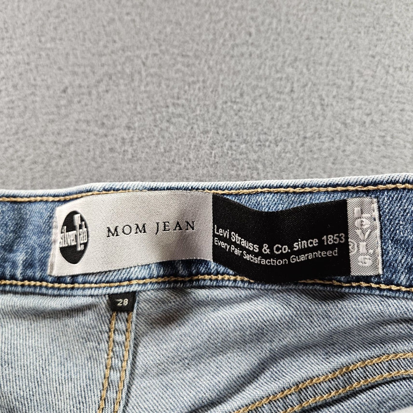 Levi's VINTAGE Levi's SilverTab Jeans Women 28x27 Light Wash Mom High Rise Tapered Denim Relaxed Blue 27 In Inseam Zip Pockets Womens Jeans Size 28" / US 6 / IT 42 - 4 Thumbnail