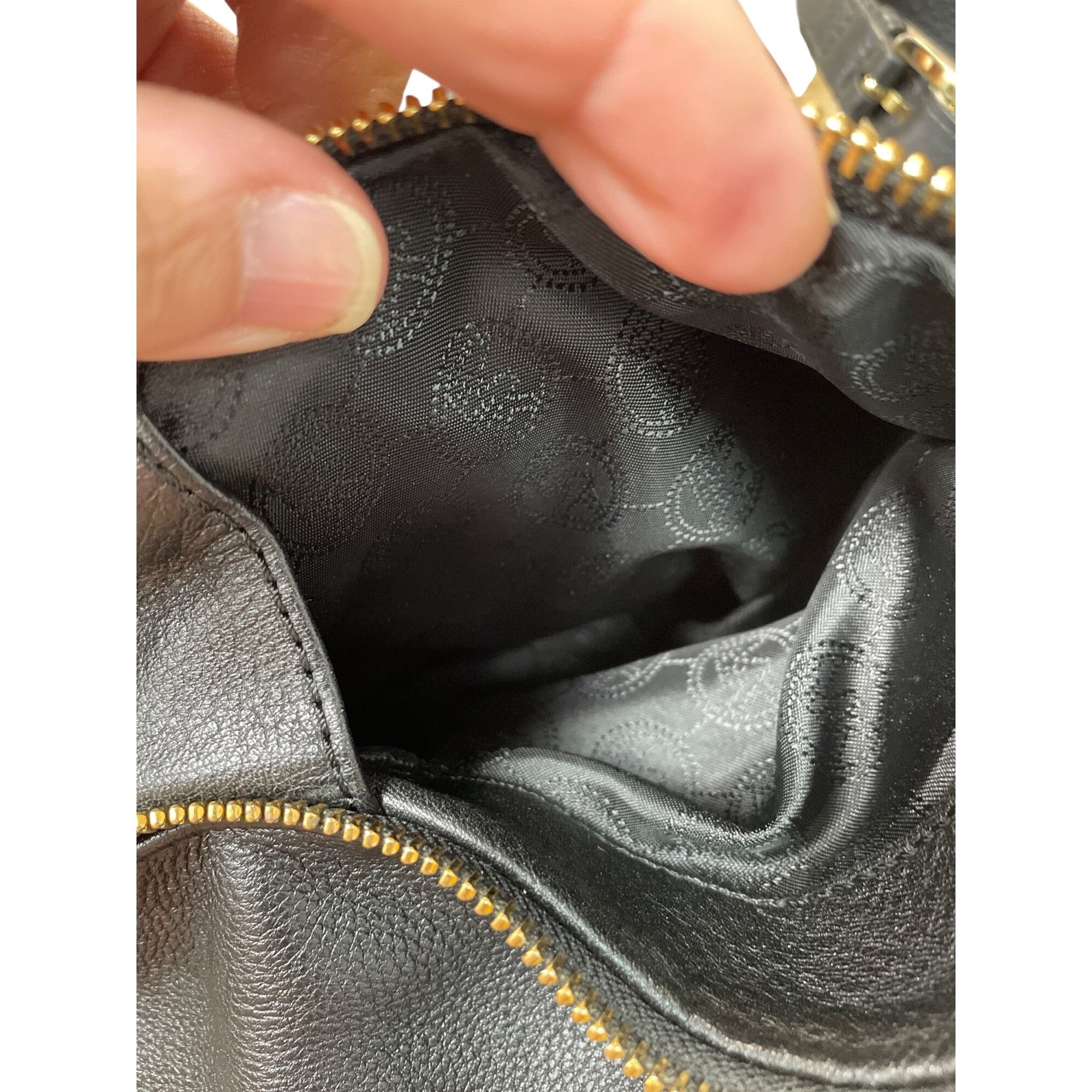 Michael Kors Michael Kors black leather pebbl;ed gold ware crossbody shou Size ONE SIZE - 15 Thumbnail