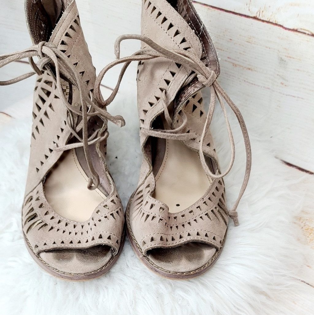 Vince Camuto Vince Camuto leather eyelet lace up peep toe heels booties 7 Size US 7 / IT 37 - 2 Thumbnail