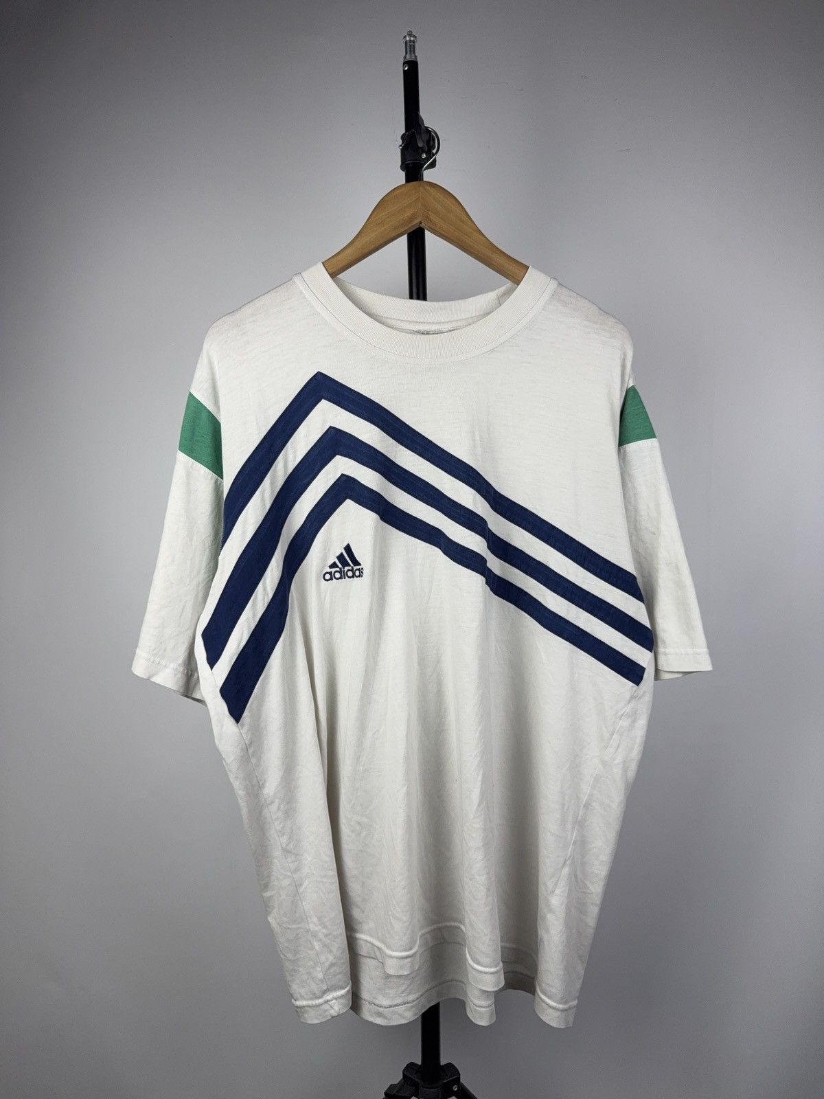 Adidas Retro Adidas Vintage 90s White T-Shirt Chevron Stripe Logo Size US L / EU 52-54 / 3 - 1 Thumbnail