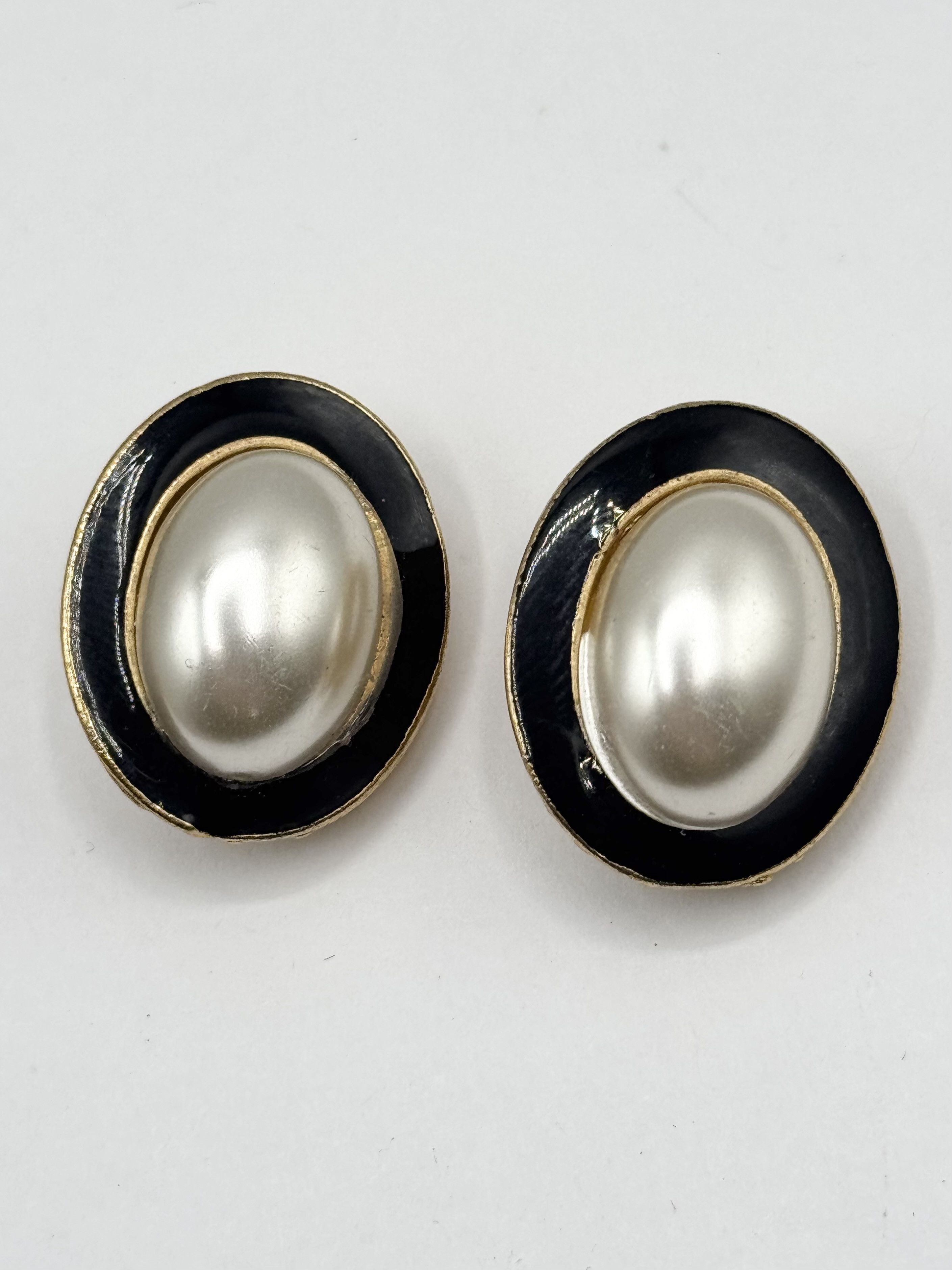 Vintage Vintage Black Enamel Faux Pearl Clip on Earrings Size ONE SIZE - 2 Thumbnail