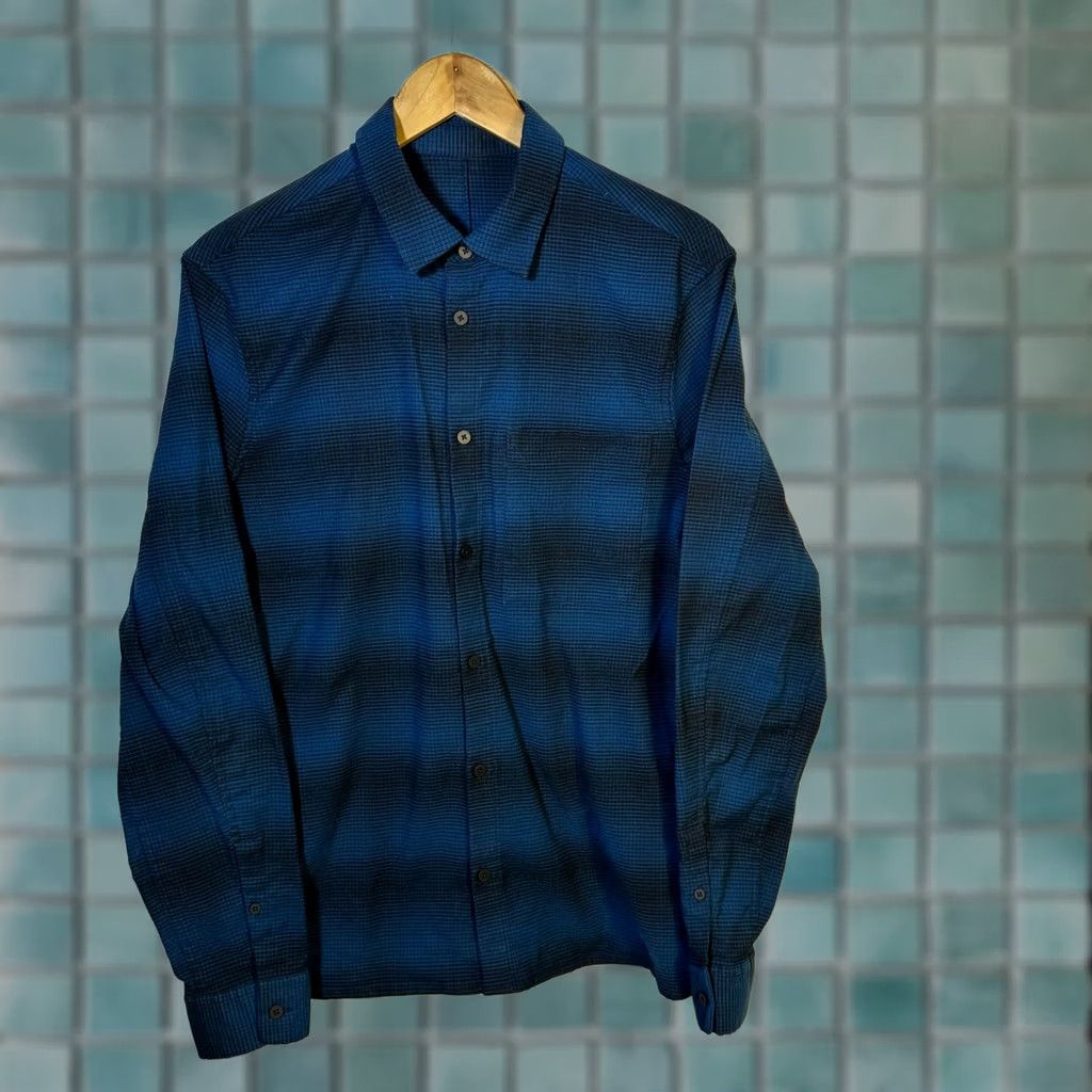 Lululemon Lululemon Mens Button-Down Shirt Blue Black Ombre Stripe Long Sleeve Size US L / EU 52-54 / 3 - 1 Thumbnail