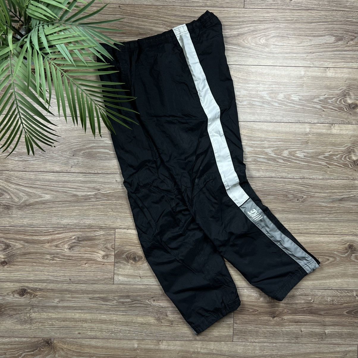 Nike 90s Nike Embroidered Logo Vintage Y2K Parachute Nylon Pants Size US 34 / EU 50 - 1 Thumbnail