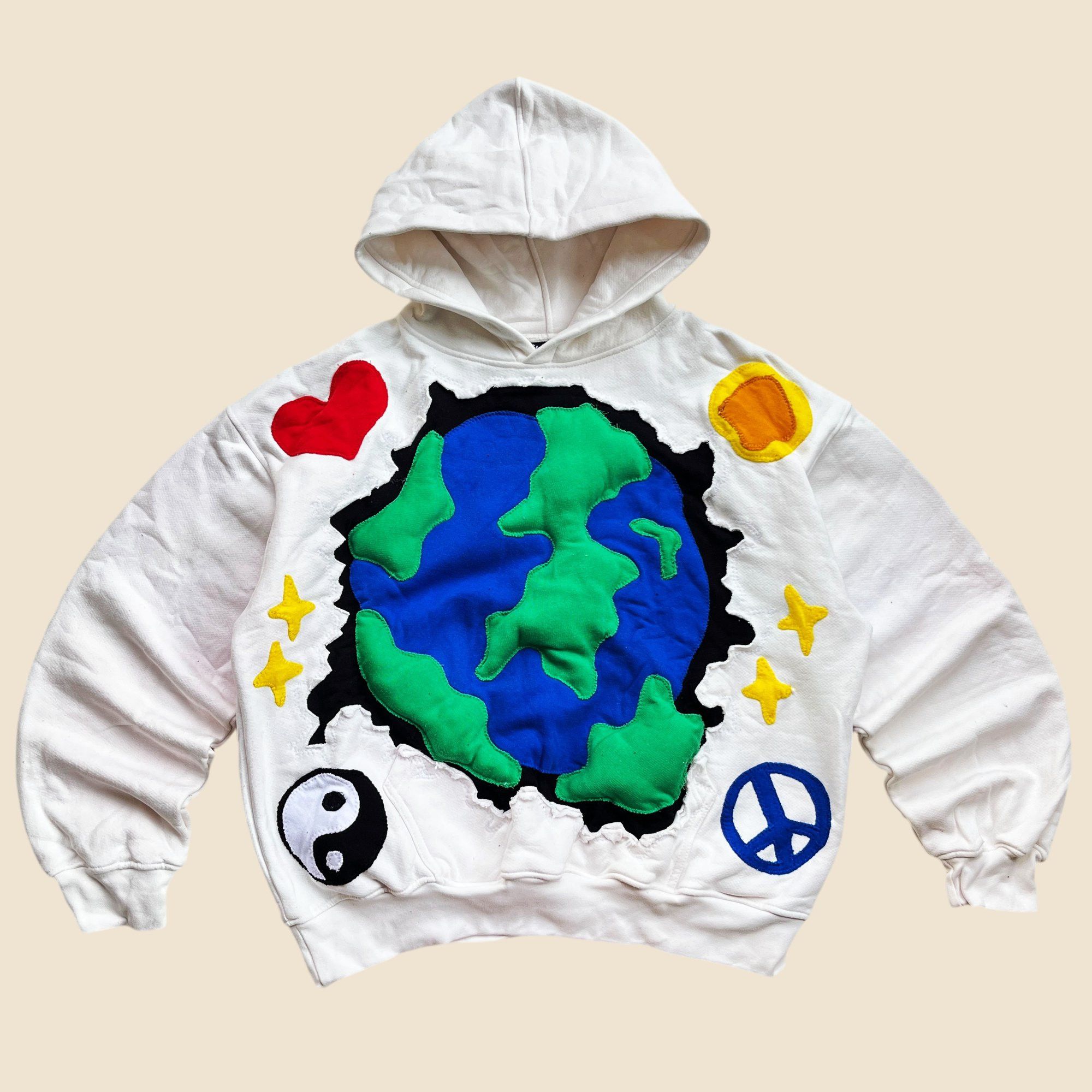 Handmade × Vintage 1 OF 1 REWORKED CRACKY 3D PUFF EARTH WHITE HOODIE SIZE L Size US L / EU 52-54 / 3 - 1 Thumbnail