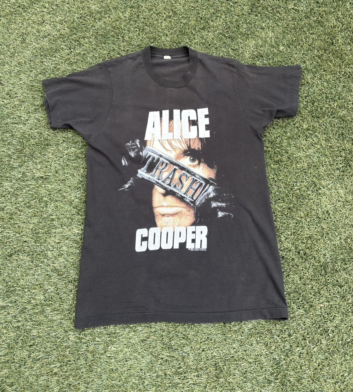 Band Tees Vintage 80s Alice Cooper Trashes Europe tour t shirt Size US L / EU 52-54 / 3 - 1 Thumbnail