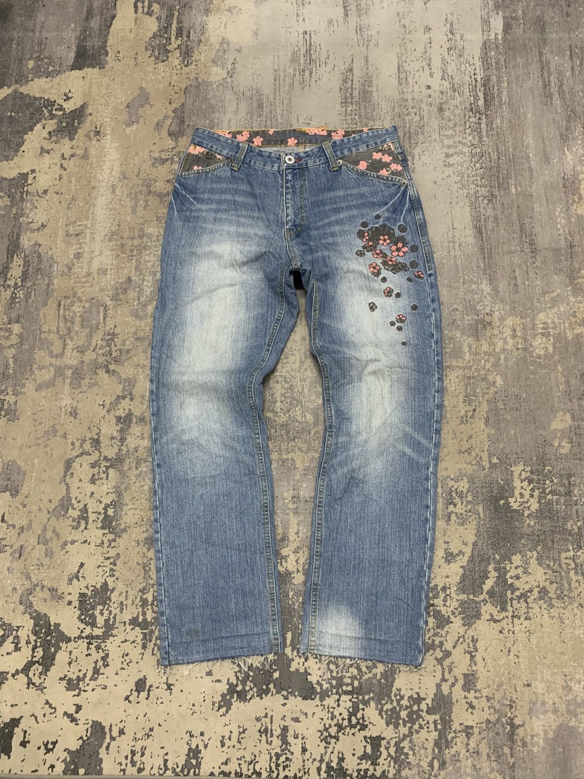 Distressed Sukajan jeans like karakuri tamashi Sukajan.