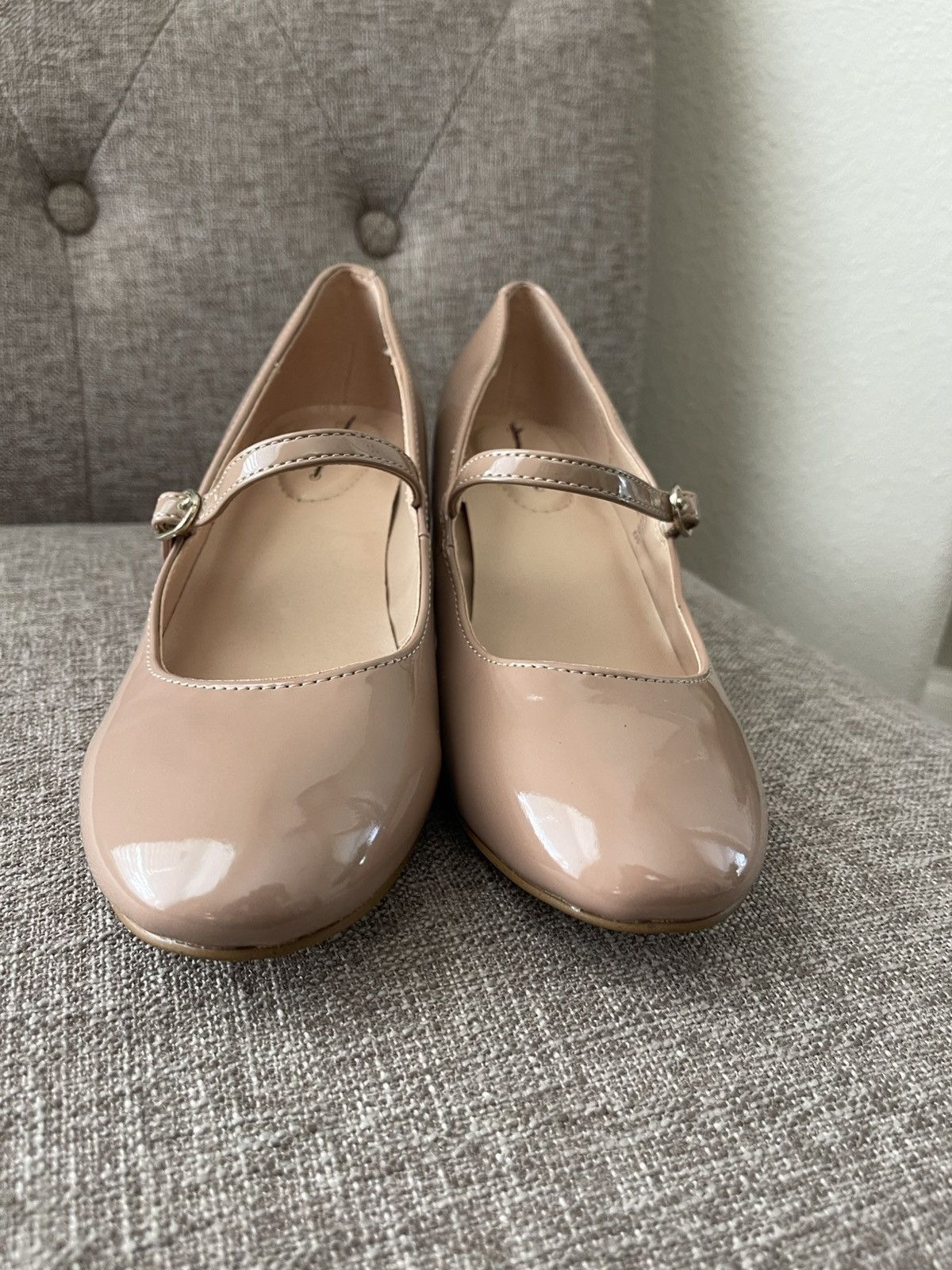 Designer Bandolino Cariann Pump No Scuffs Size 6 In Color Warm Buff. Size US 6 / IT 36 - 5 Thumbnail