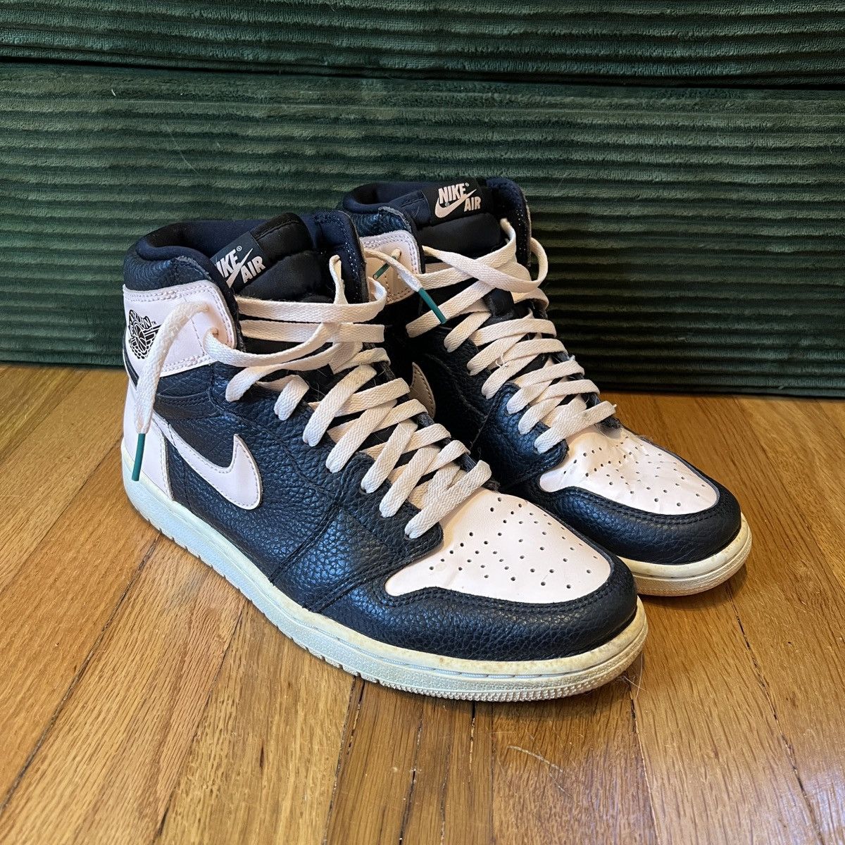 Nike Nike Jordan 1 - Crimson Tint Size US 10.5 / EU 43-44 - 3 Thumbnail