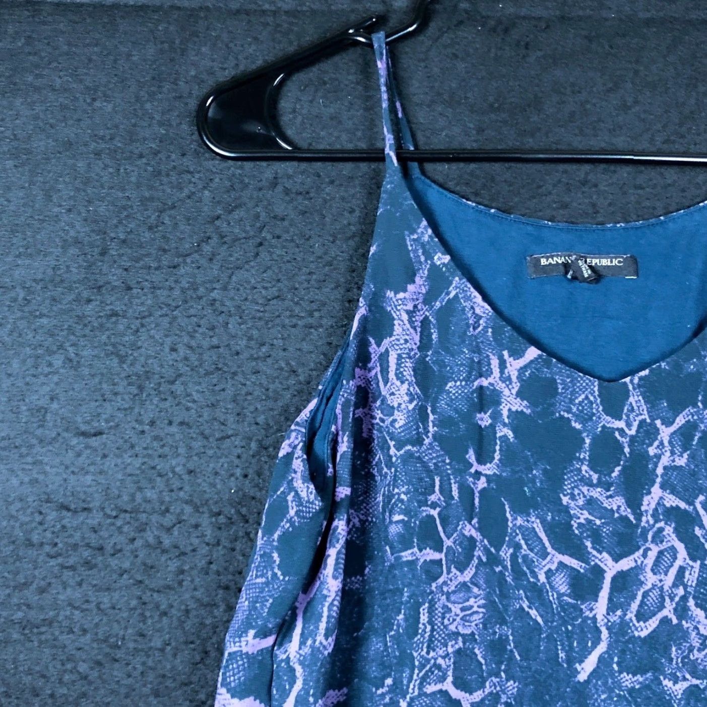 Banana Republic VINTAGE Banana Republic Womens Blouse Purple Blue Snake Print Lined Petite Sleeveless SP Tank V-Neck Spaghetti Women PS (Petites) Size S / US 4 / IT 40 - 4 Thumbnail