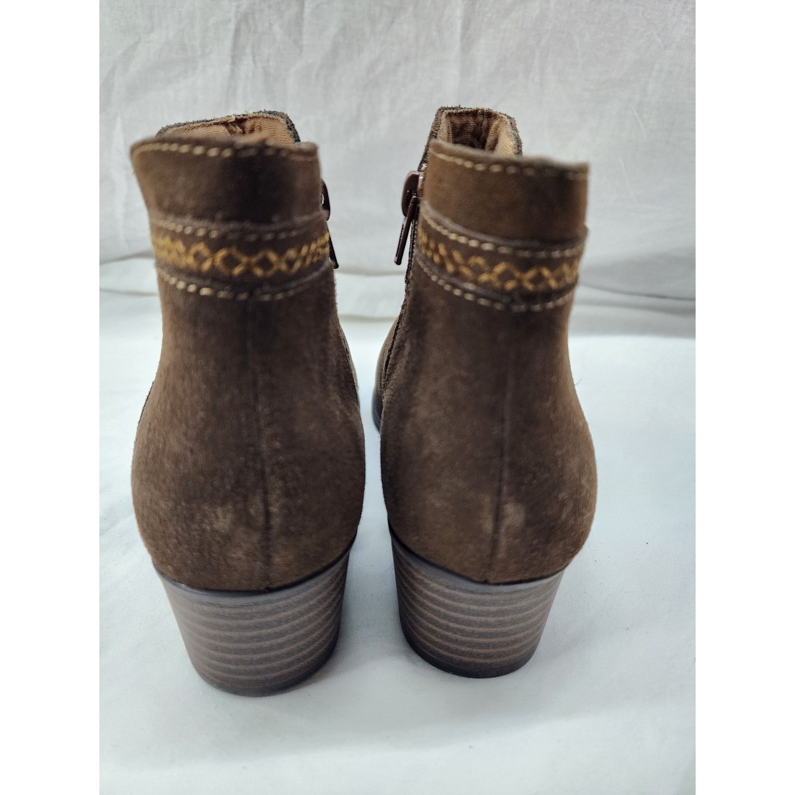 Clarks Clark Suede Brown booties size 6 boho trim Excellent sh4 Size US 6 / IT 36 - 3 Thumbnail