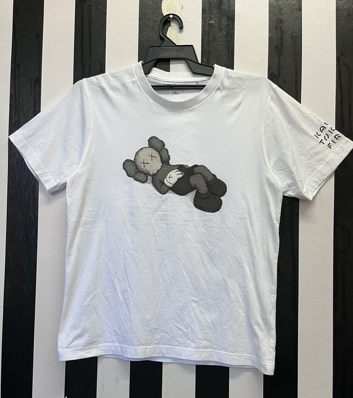 Japanese Brand × Kaws Limited Kaws Tokyo First x Uniqlo Streetwear T-Shirt Size US M / EU 48-50 / 2 - 2 Thumbnail