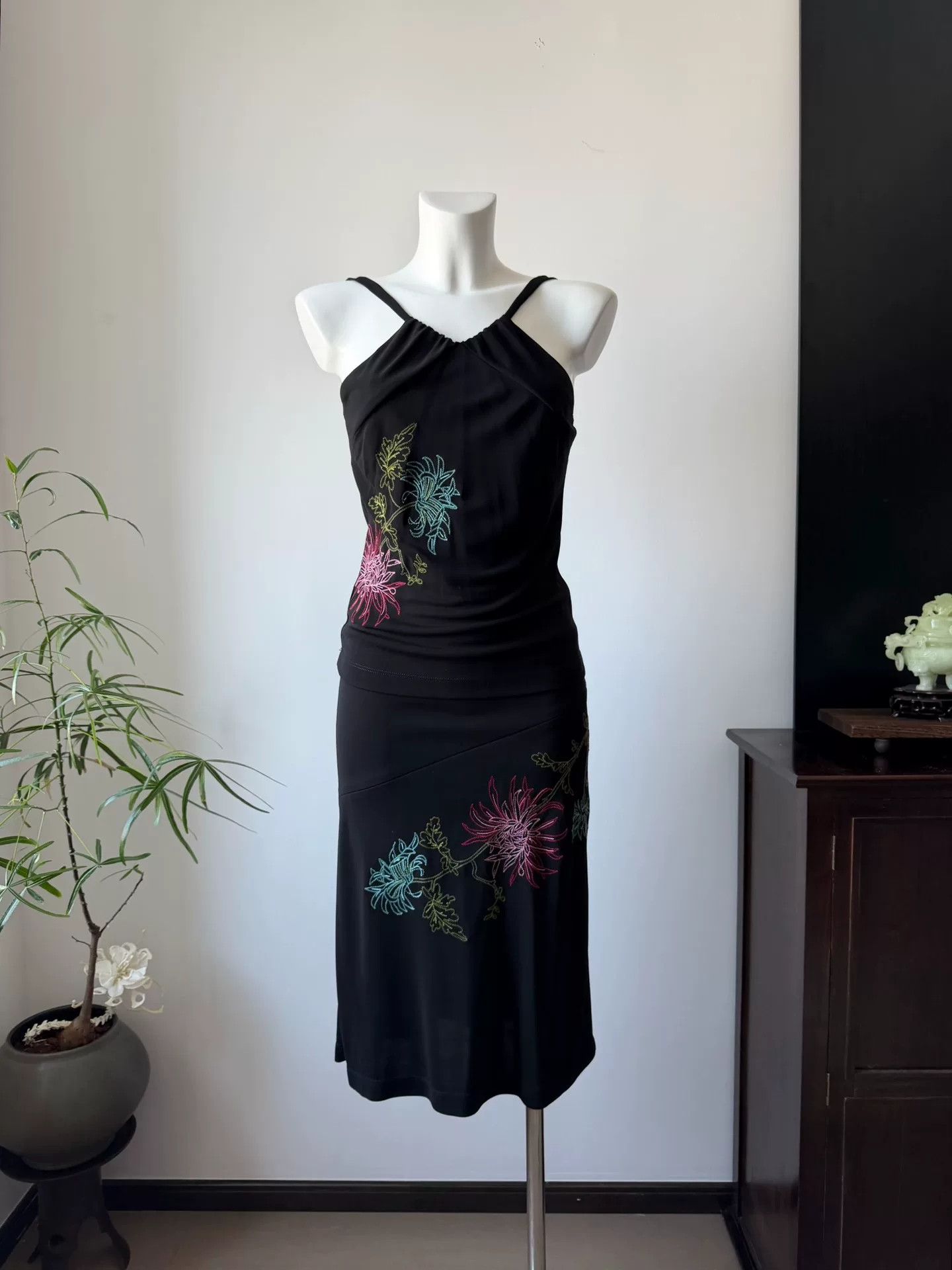 Bcbgmaxazria BCBG Chinese Neckline Embroidery Set Size M / US 6-8 / IT 42-44 - 1 Thumbnail