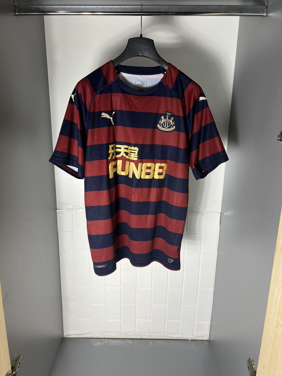 Vintage VERY RARE PUMA FC NEW CASTLE UNITED ENGLAND SOCCER JERSEY Size US L / EU 52-54 / 3 - 1 Thumbnail