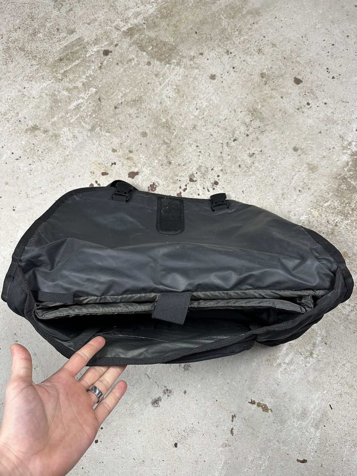 Nike ‼️ Vintage y2k Nike Black Messenger Bag Swoosh Size ONE SIZE - 10 Thumbnail
